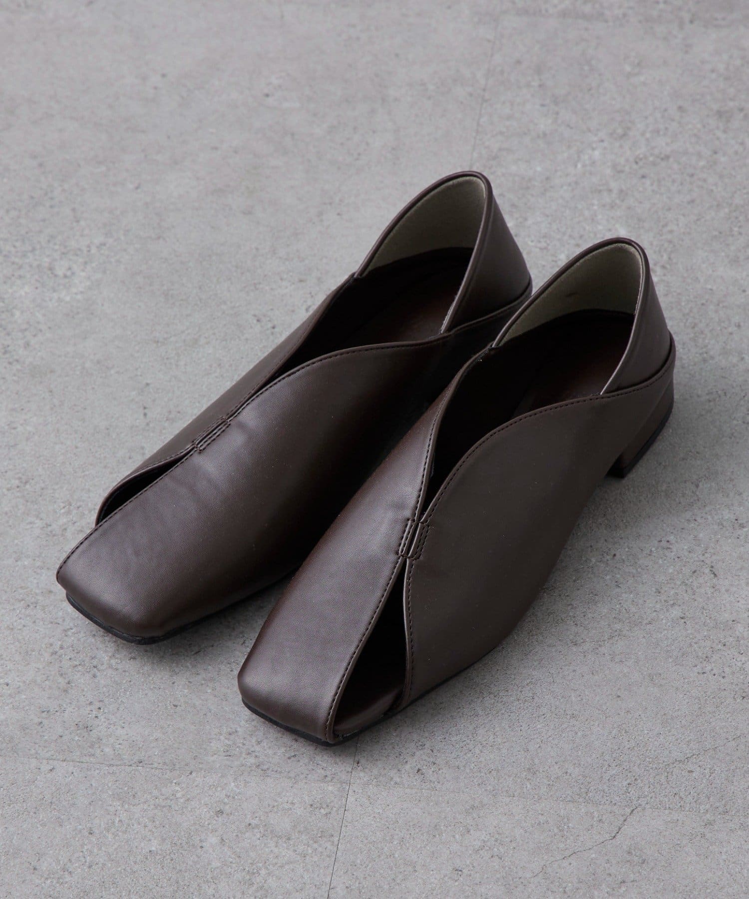 Lui's(ルイス) スクエアトゥカットアウトパンプス