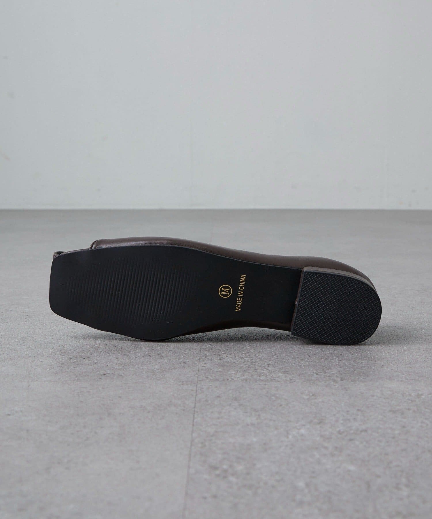 Lui's(ルイス) スクエアトゥカットアウトパンプス