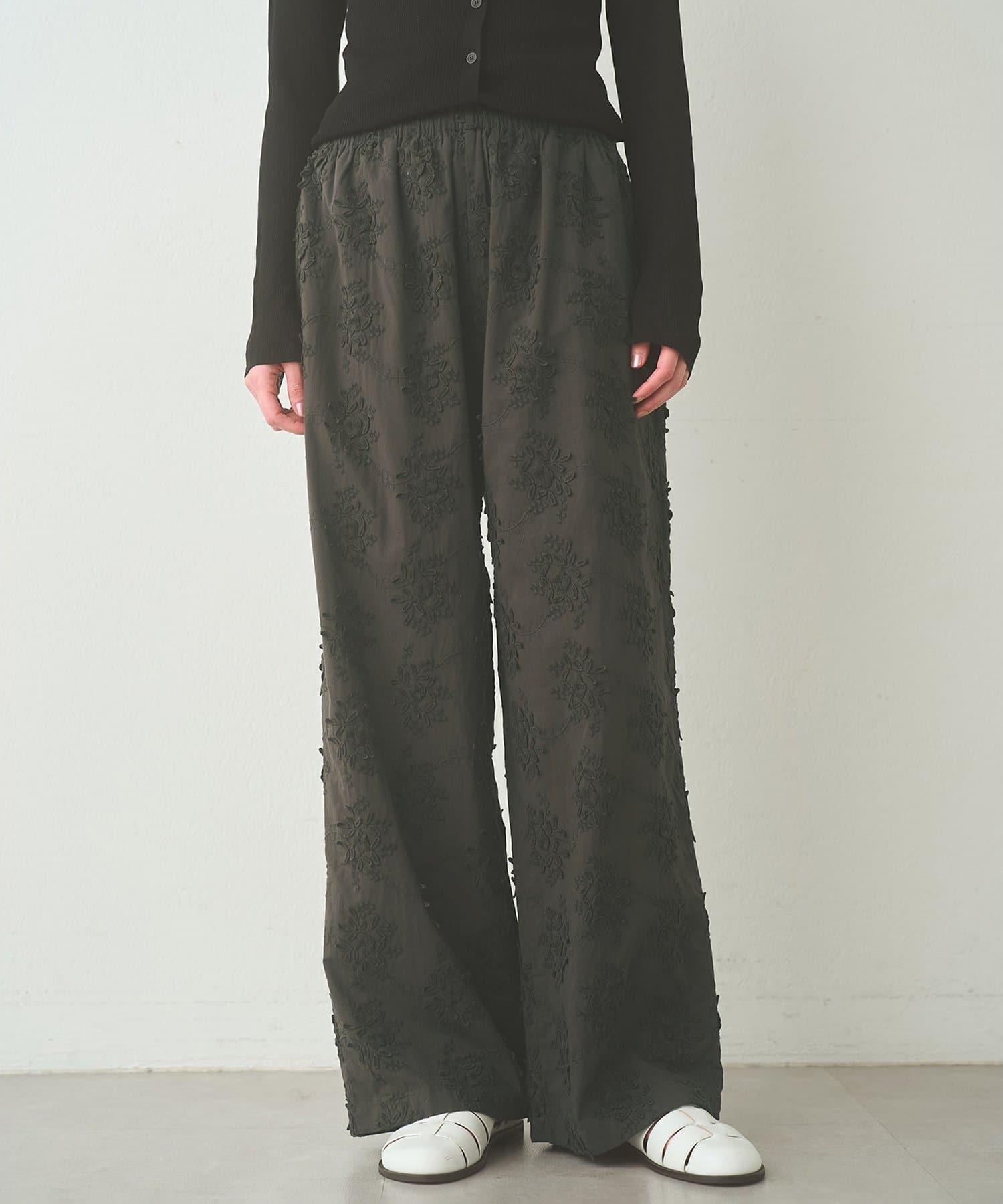 Whim Gazette(ウィム ガゼット) 3D刺繍パンツ