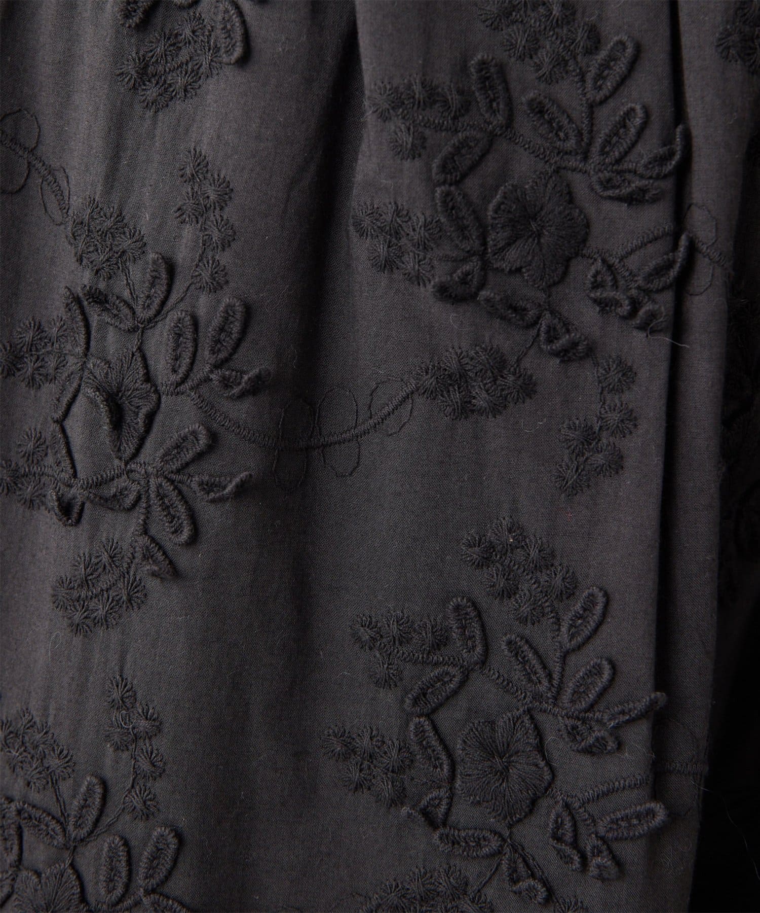 Whim Gazette(ウィム ガゼット) 3D刺繍パンツ