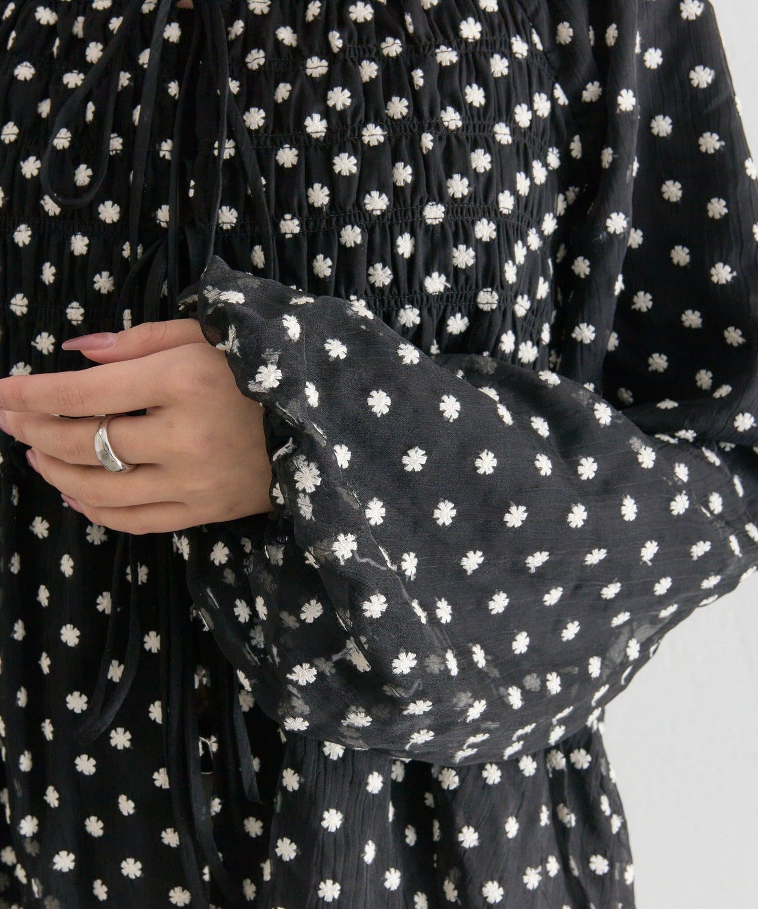 mystic(ミスティック) ドットフラワーバルーンブラウス