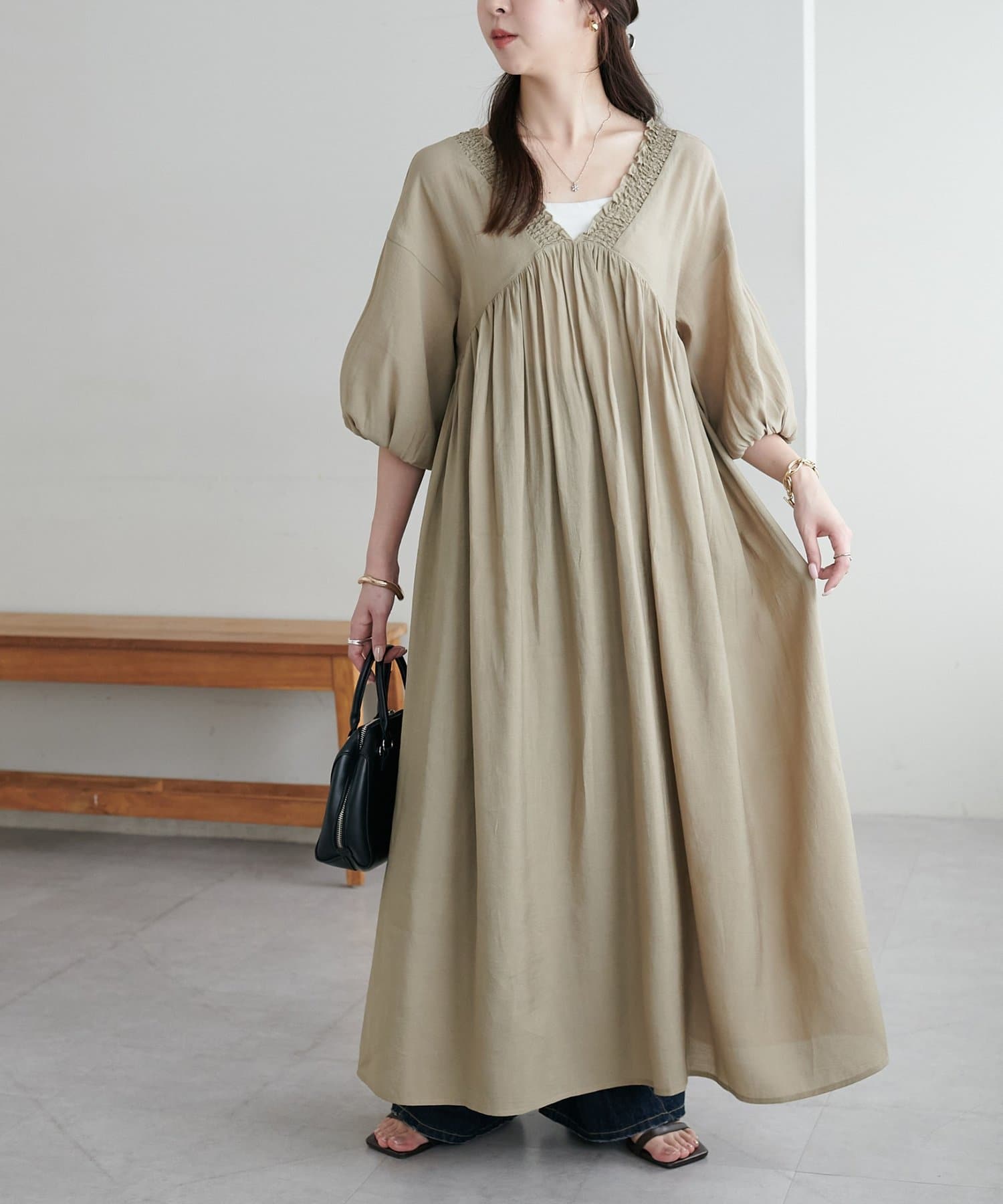 DISCOAT(ディスコート) 【WEB限定】シャーリングVネックワンピース