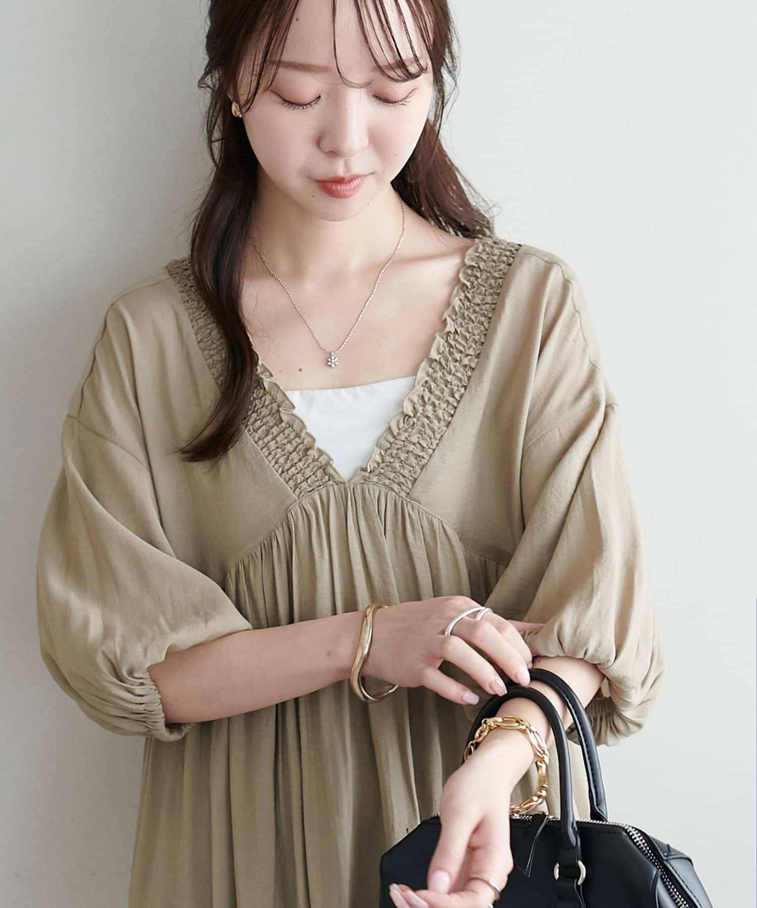 DISCOAT(ディスコート) 【WEB限定】シャーリングVネックワンピース