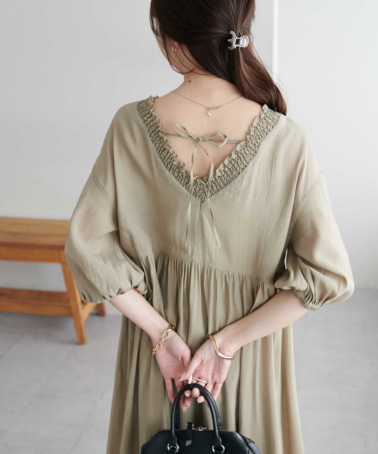 DISCOAT(ディスコート) 【WEB限定】シャーリングVネックワンピース