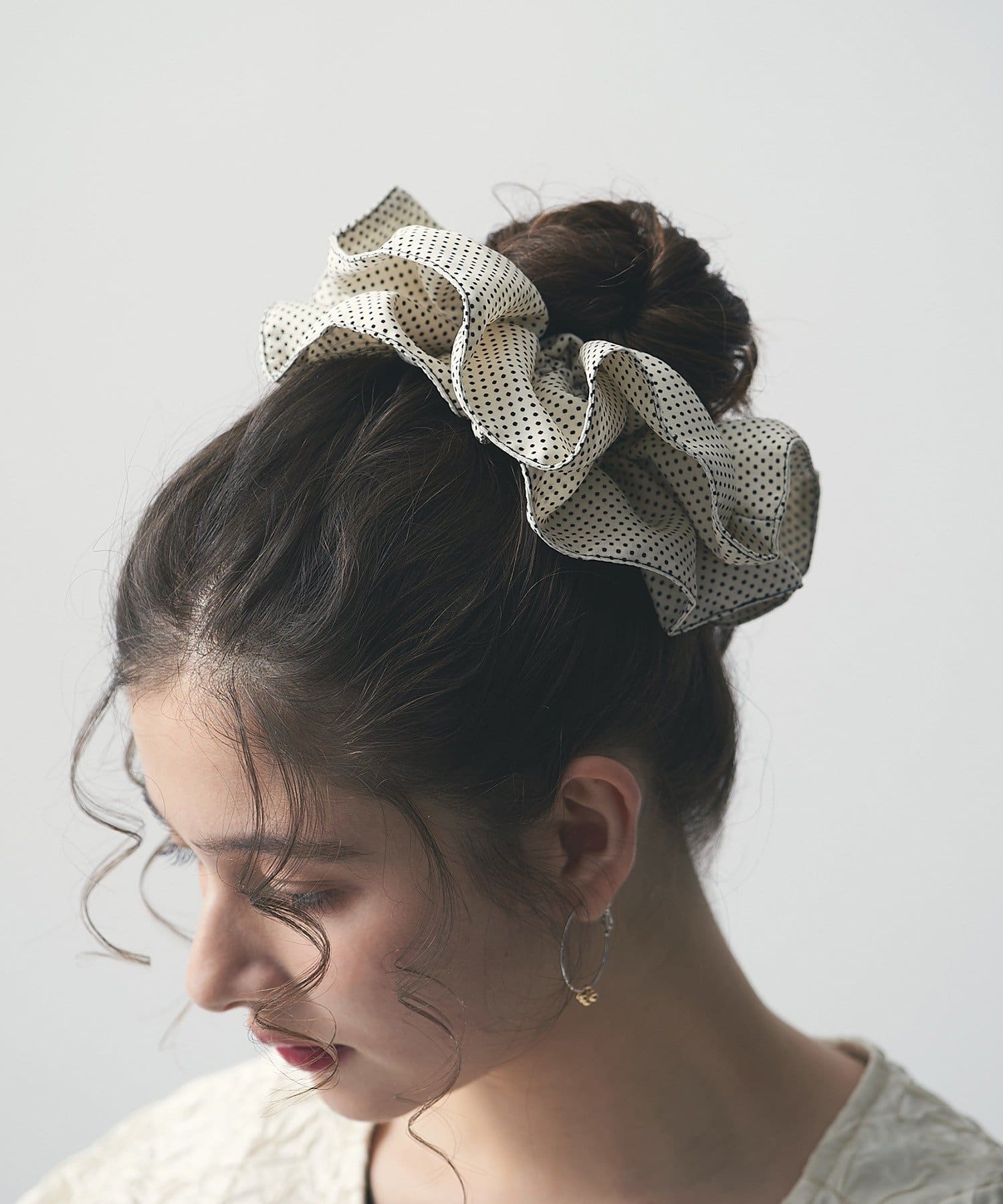 3COINS(スリーコインズ) ドットフリルシュシュ