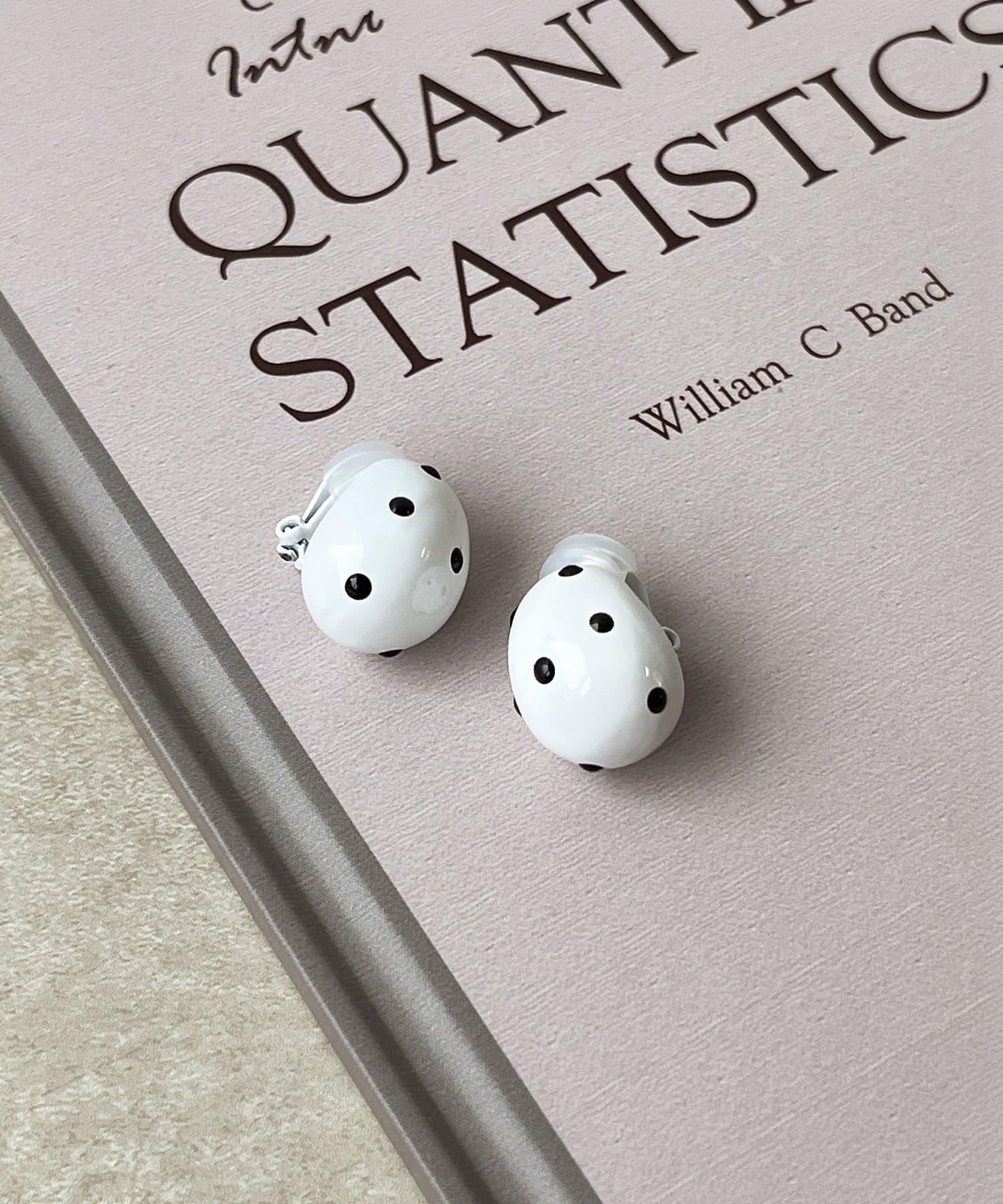 3COINS(スリーコインズ) ドットモノクロイヤリング