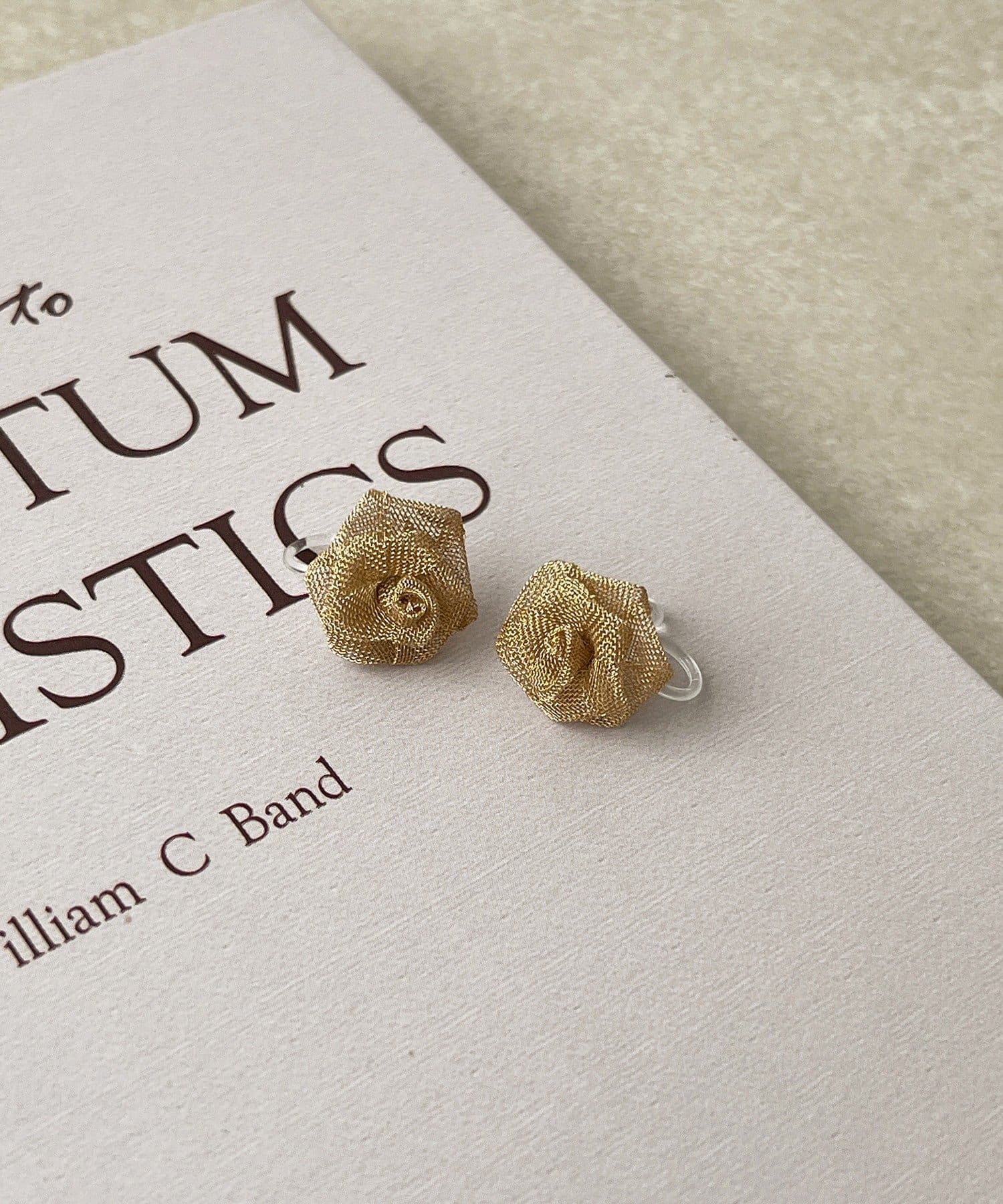 3COINS(スリーコインズ) ローズ樹脂イヤリング