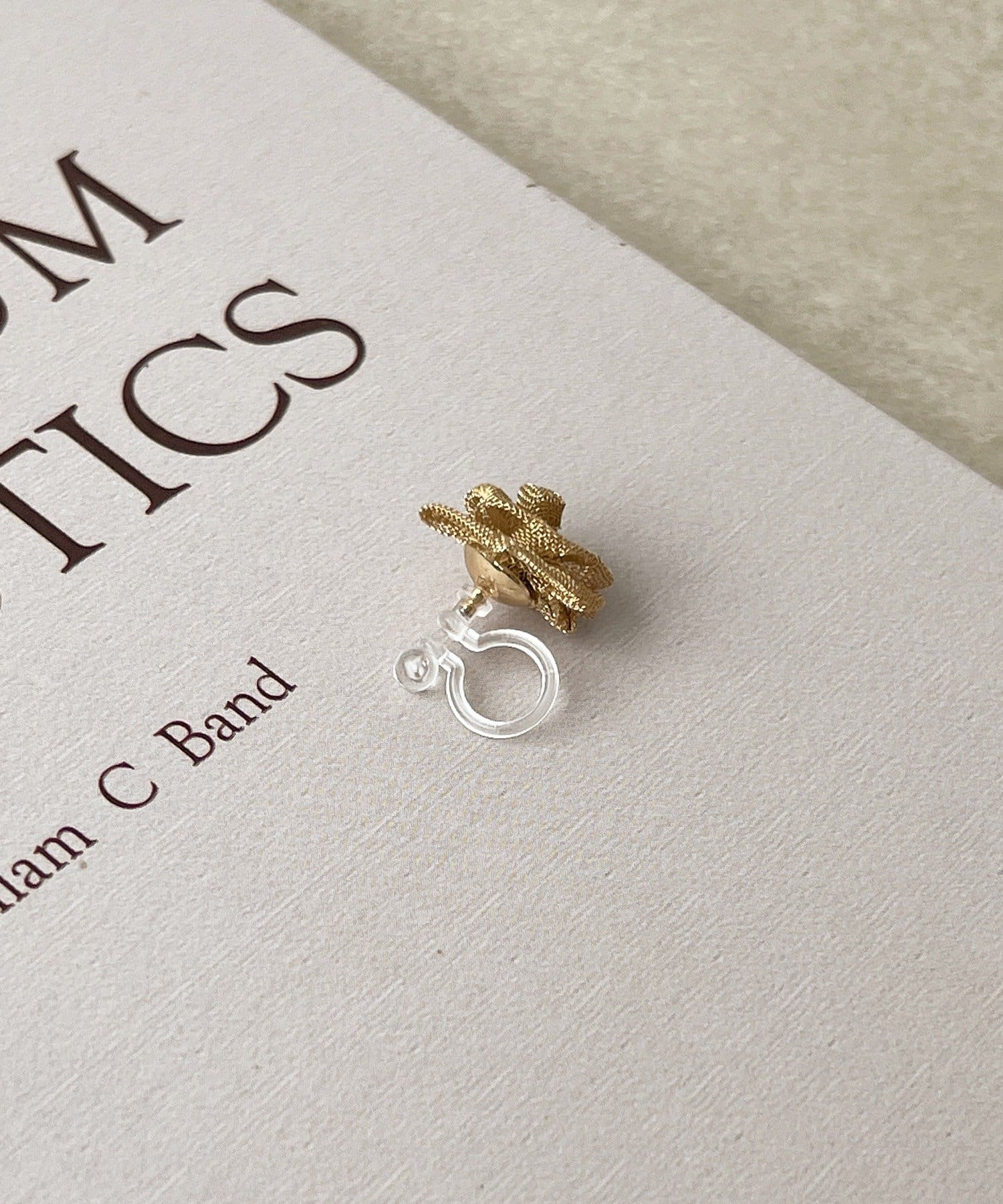 3COINS(スリーコインズ) ローズ樹脂イヤリング