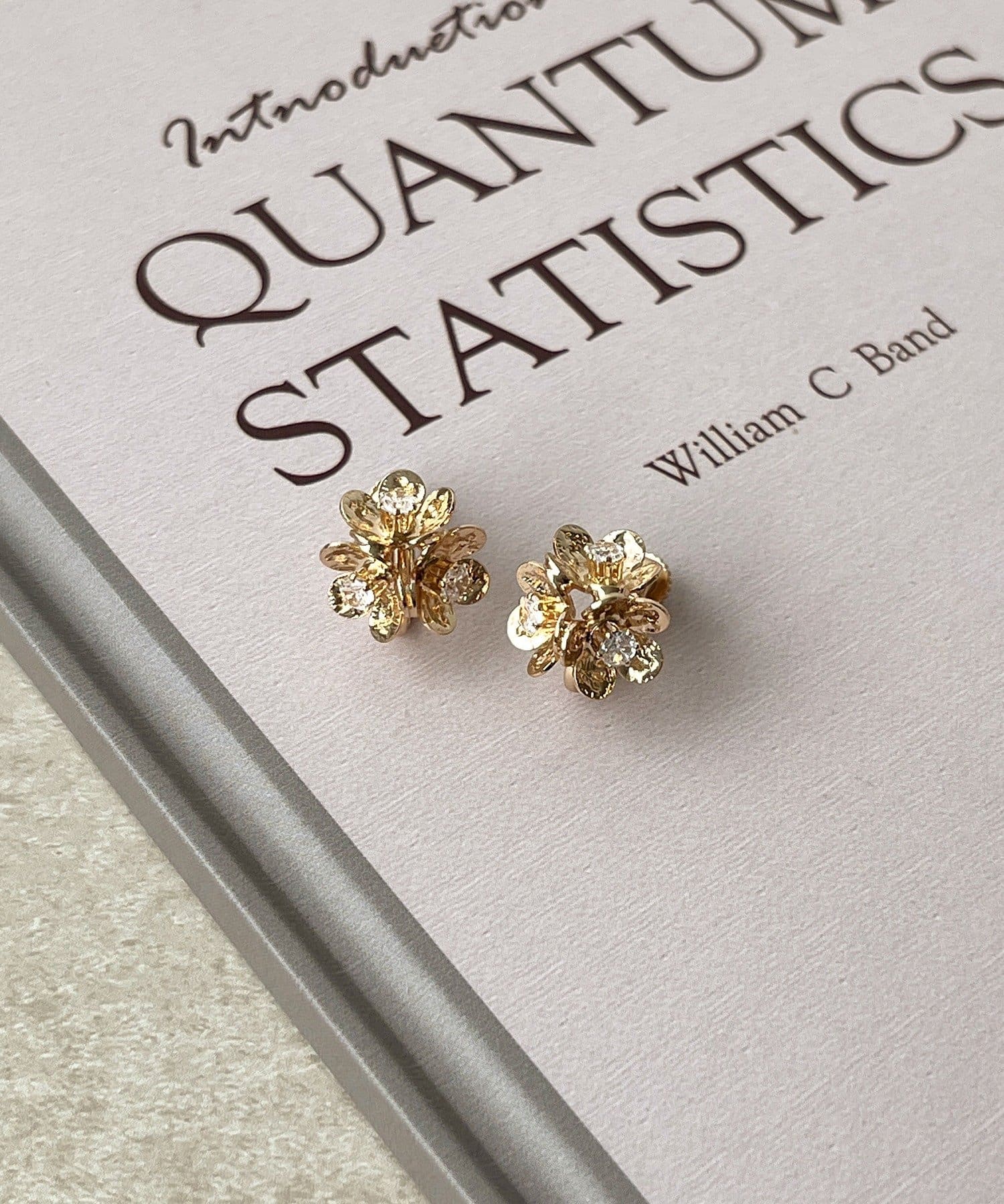 3COINS(スリーコインズ) メタルフラワーイヤリング