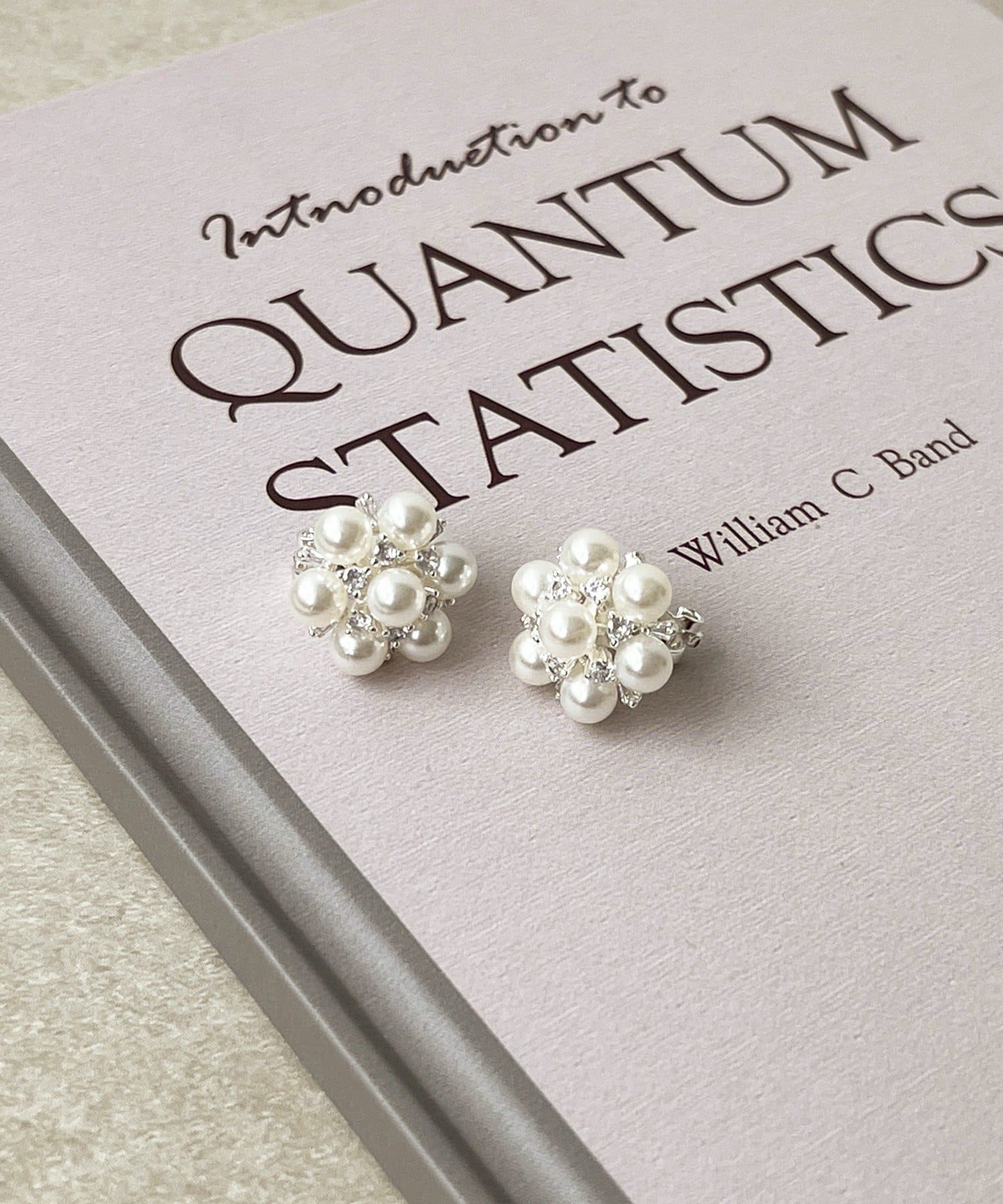 3COINS(スリーコインズ) キラキラパールイヤリング