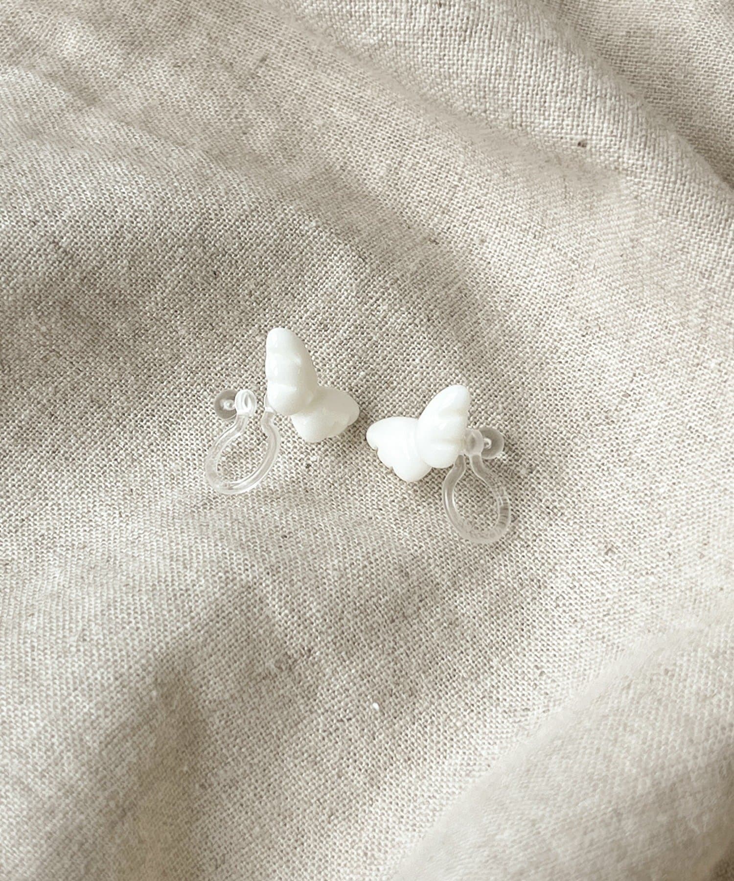 3COINS(スリーコインズ) ペールカラーウィング樹脂イヤリング／KIDS