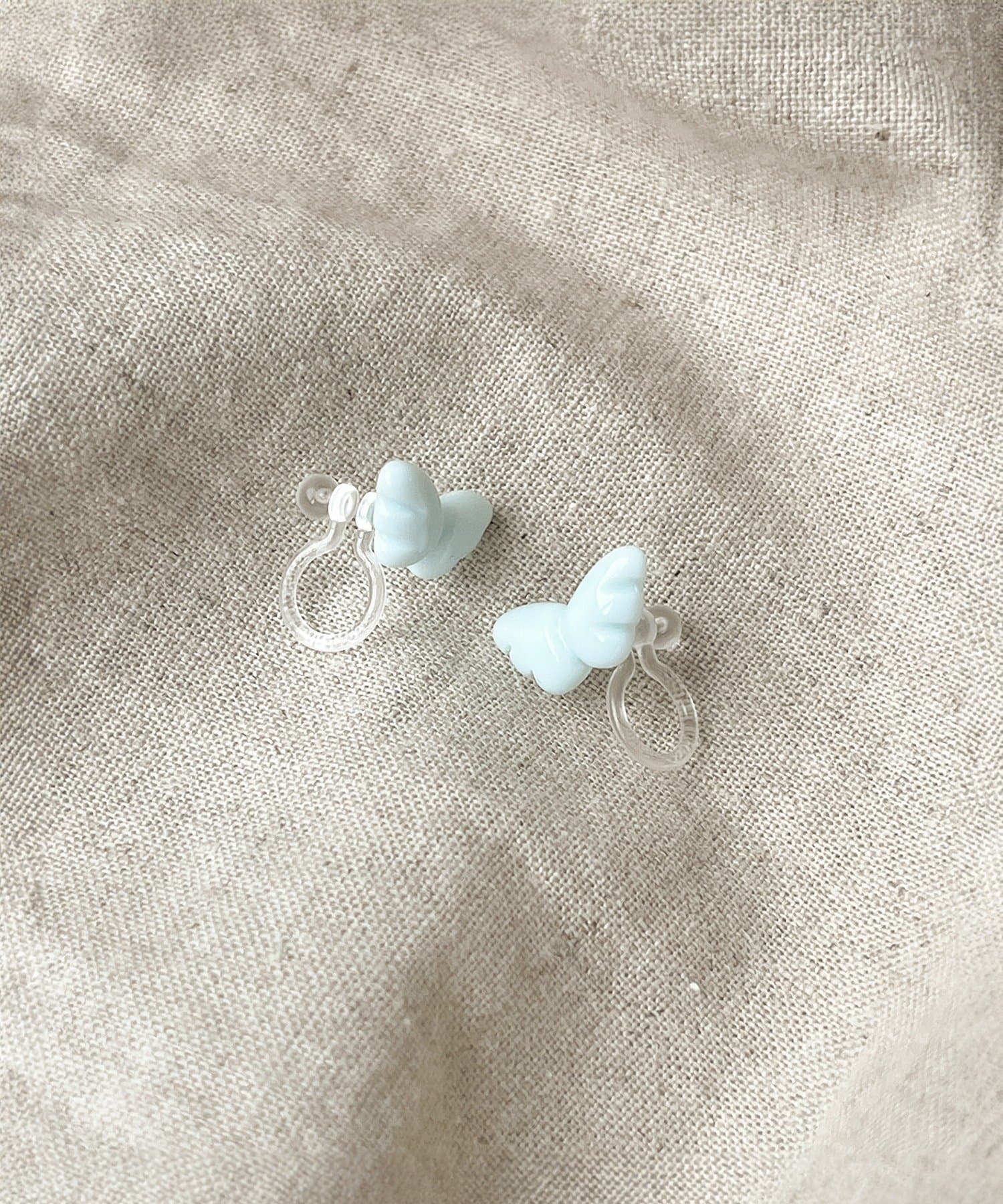 3COINS(スリーコインズ) ペールカラーウィング樹脂イヤリング／KIDS