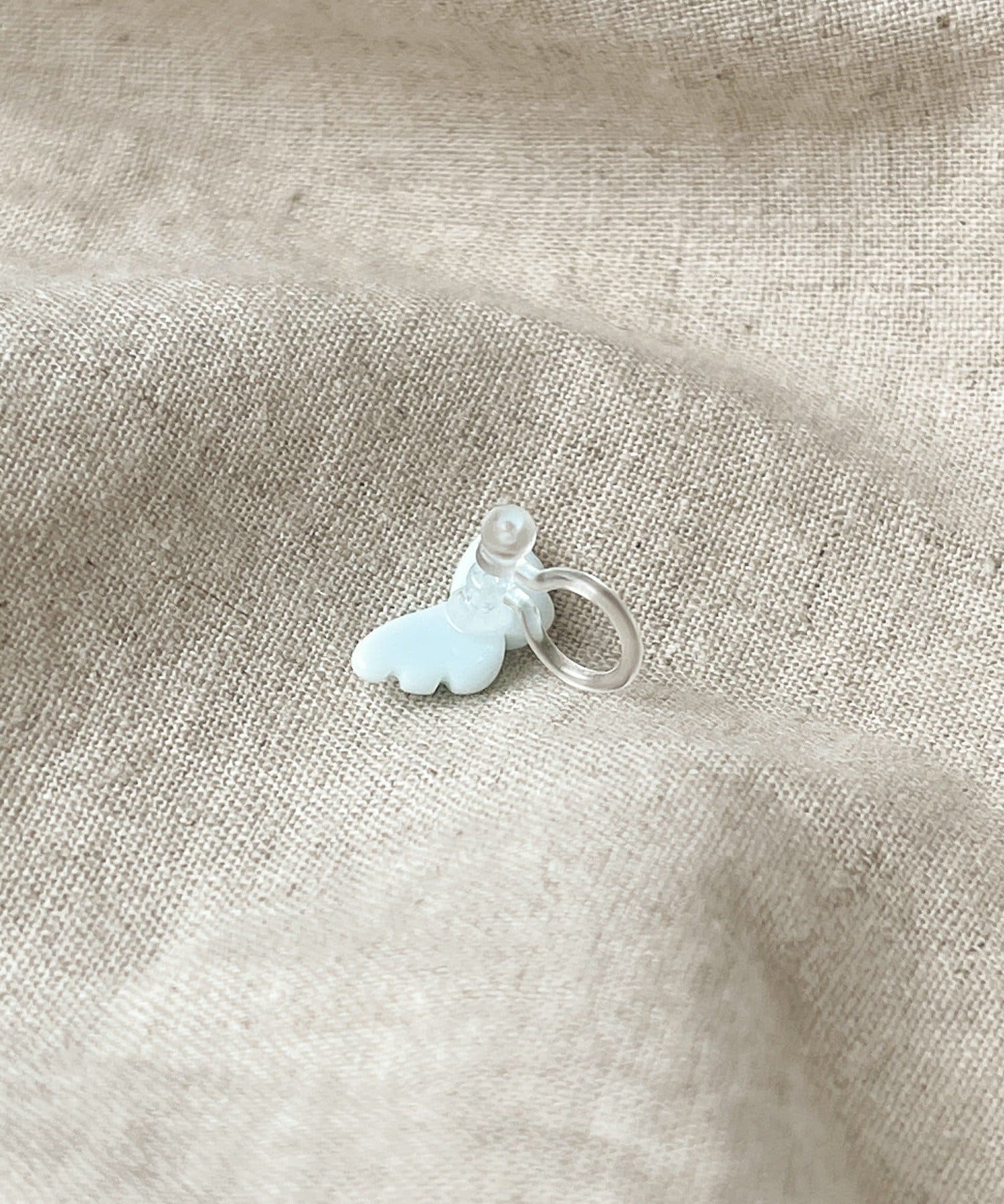 3COINS(スリーコインズ) ペールカラーウィング樹脂イヤリング／KIDS