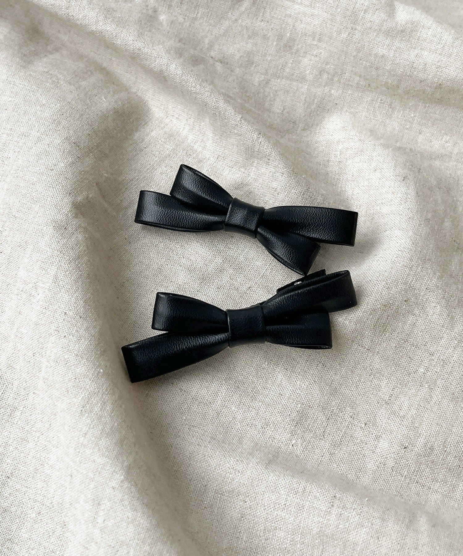 3COINS(スリーコインズ) レザー調リボンクリップ／KIDS