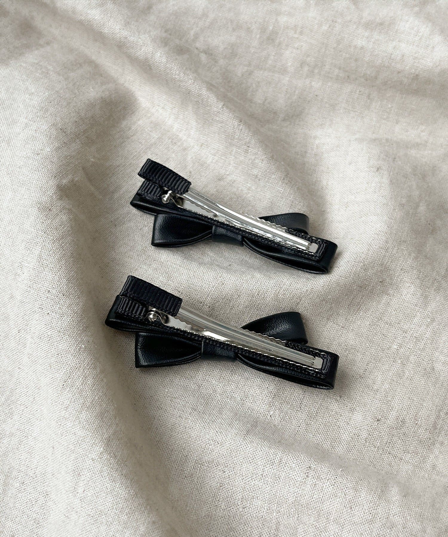 3COINS(スリーコインズ) レザー調リボンクリップ／KIDS