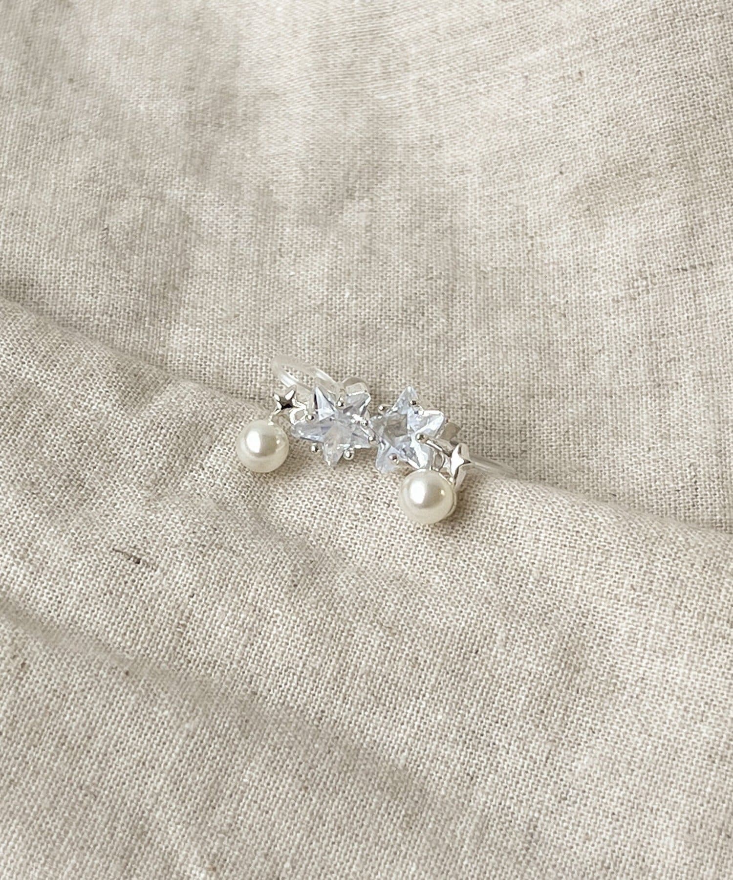 3COINS(スリーコインズ) キラキラスターパール樹脂イヤリング／KIDS