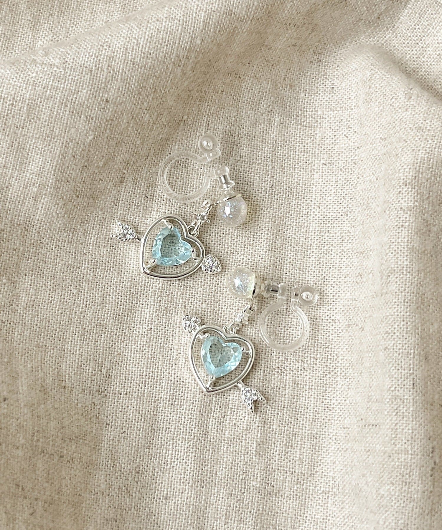 3COINS(スリーコインズ) キューピッド樹脂イヤリング／KIDS