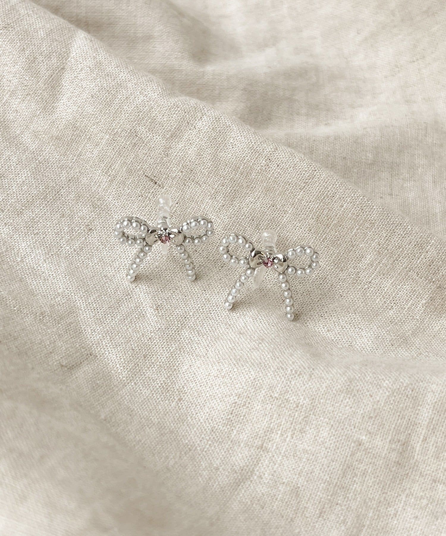 3COINS(スリーコインズ) パールリボン樹脂イヤリング／KIDS