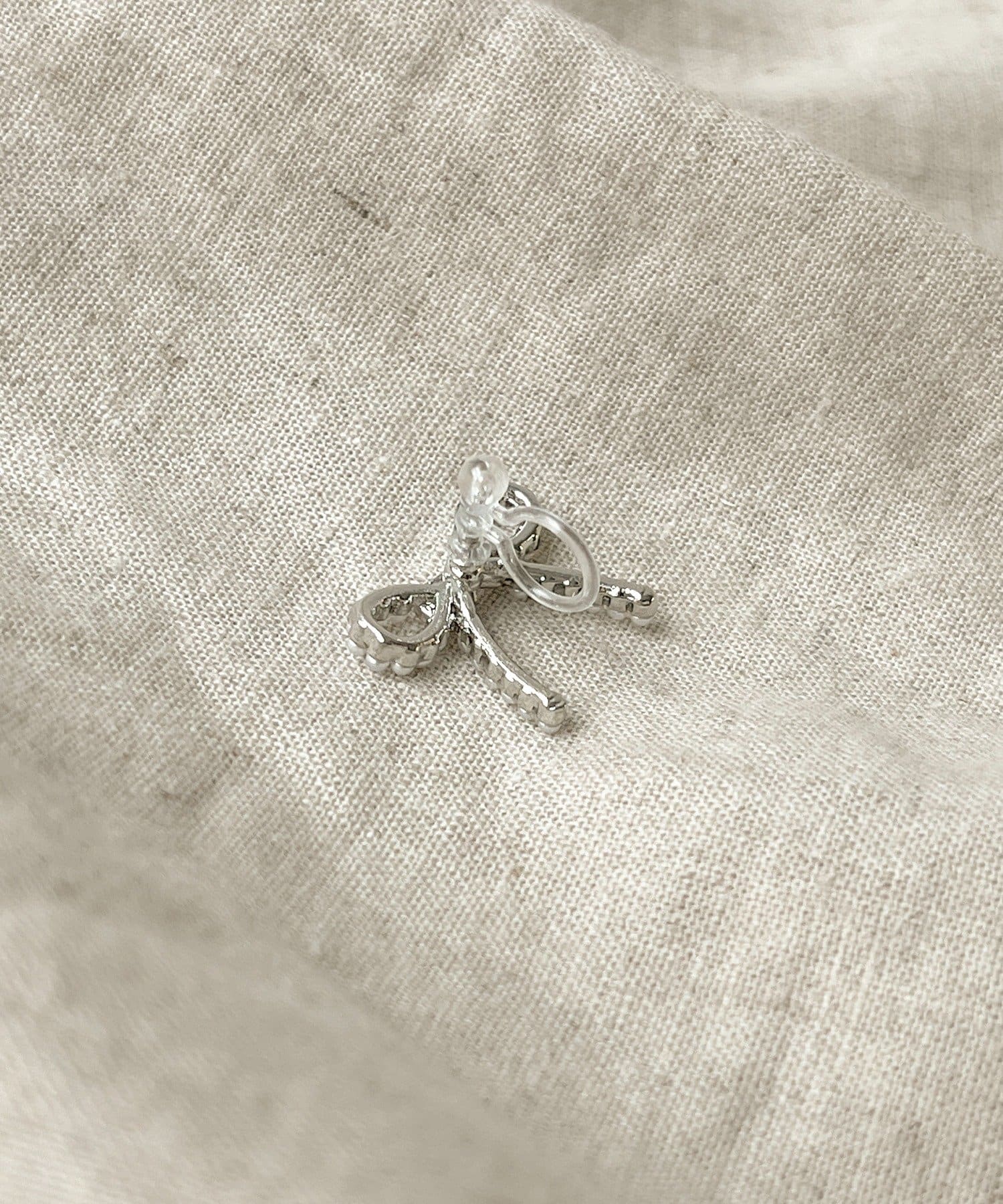 3COINS(スリーコインズ) パールリボン樹脂イヤリング／KIDS