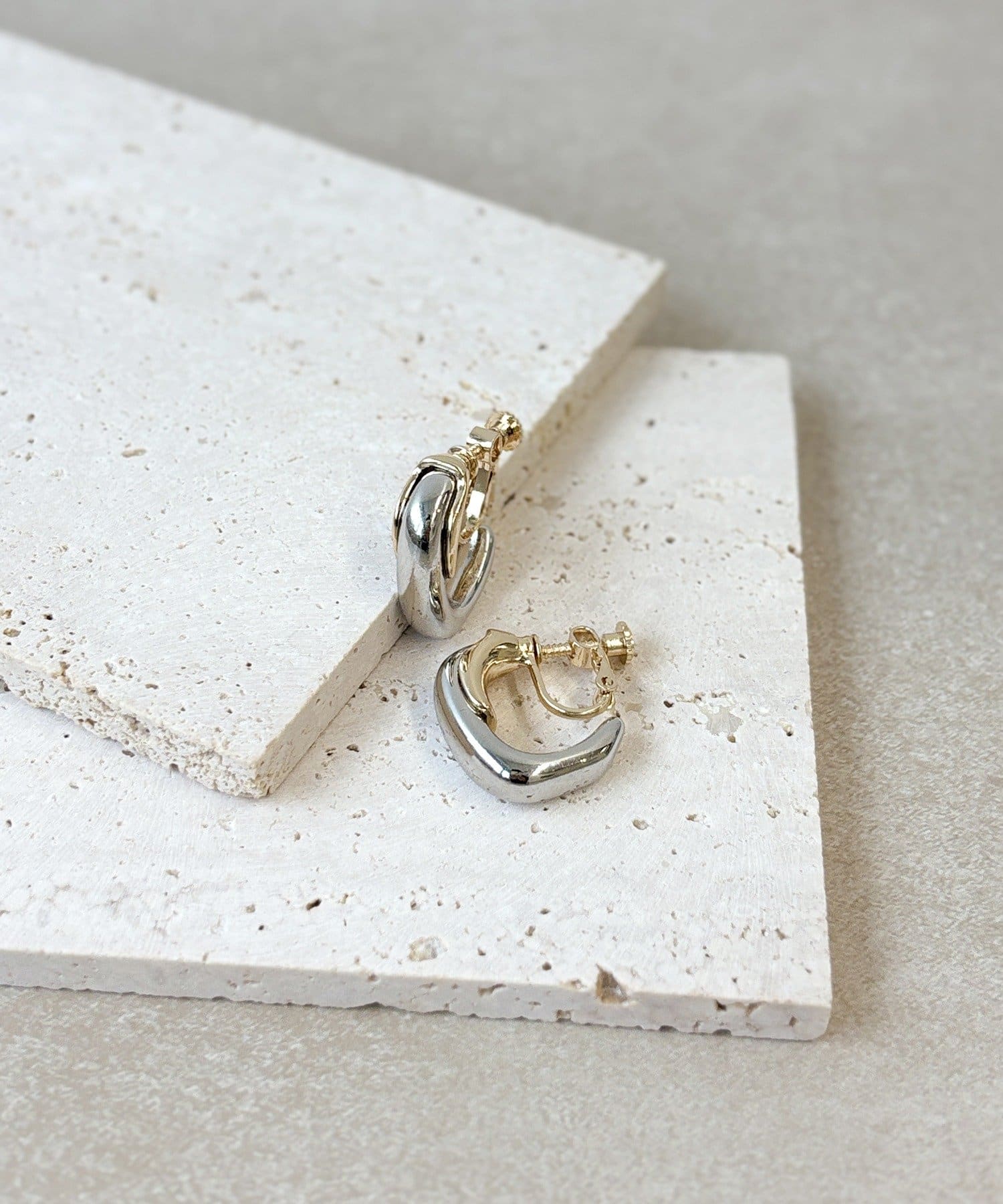 3COINS(スリーコインズ) メタルフープイヤリング