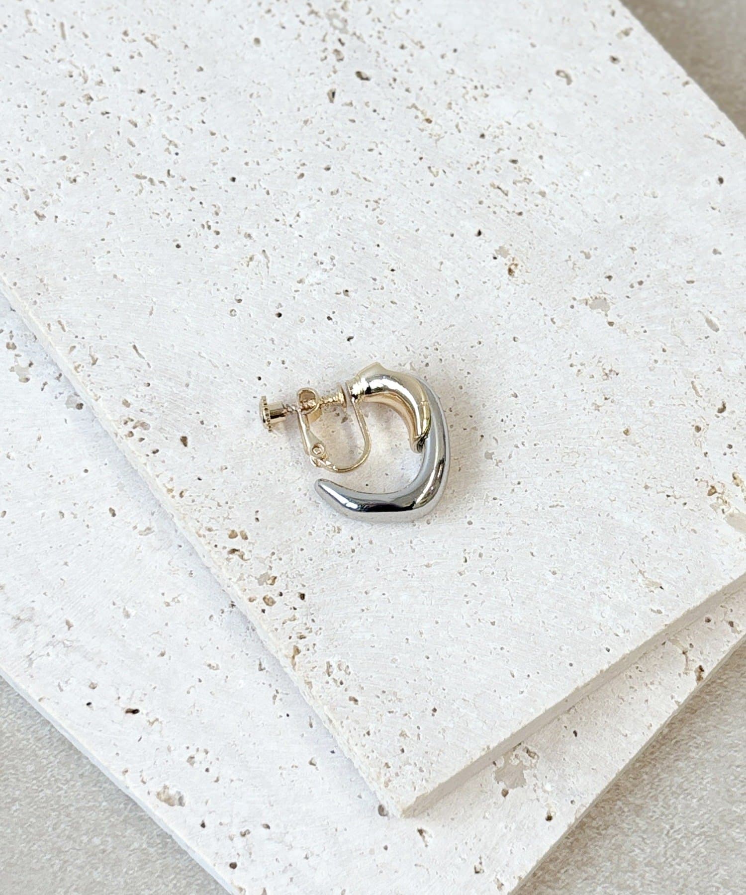 3COINS(スリーコインズ) メタルフープイヤリング