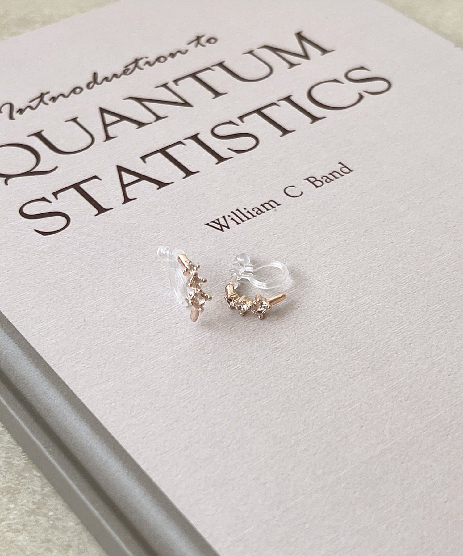 3COINS(スリーコインズ) 連キュービック樹脂イヤリング