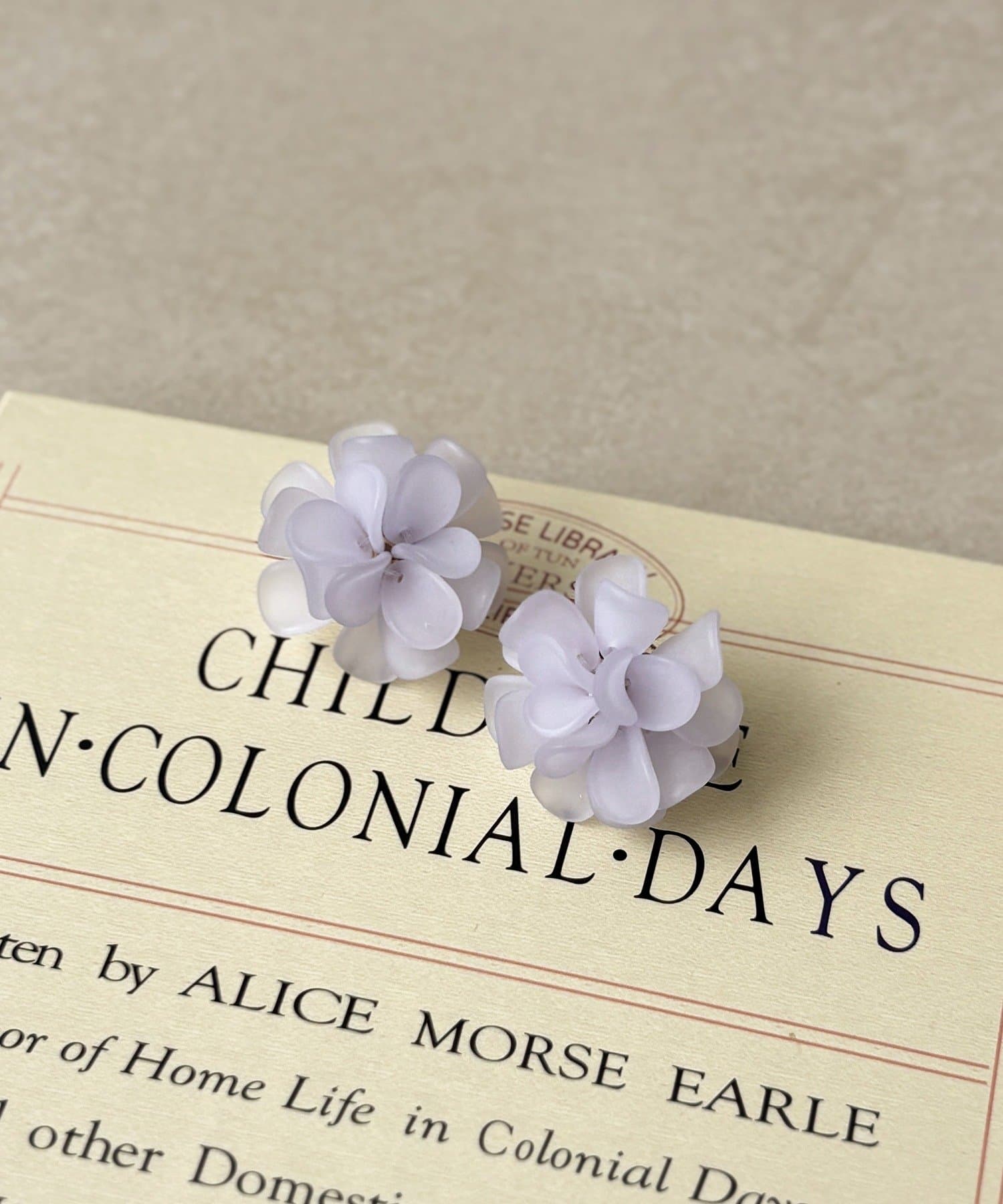 3COINS(スリーコインズ) マットフロストフラワーピアス