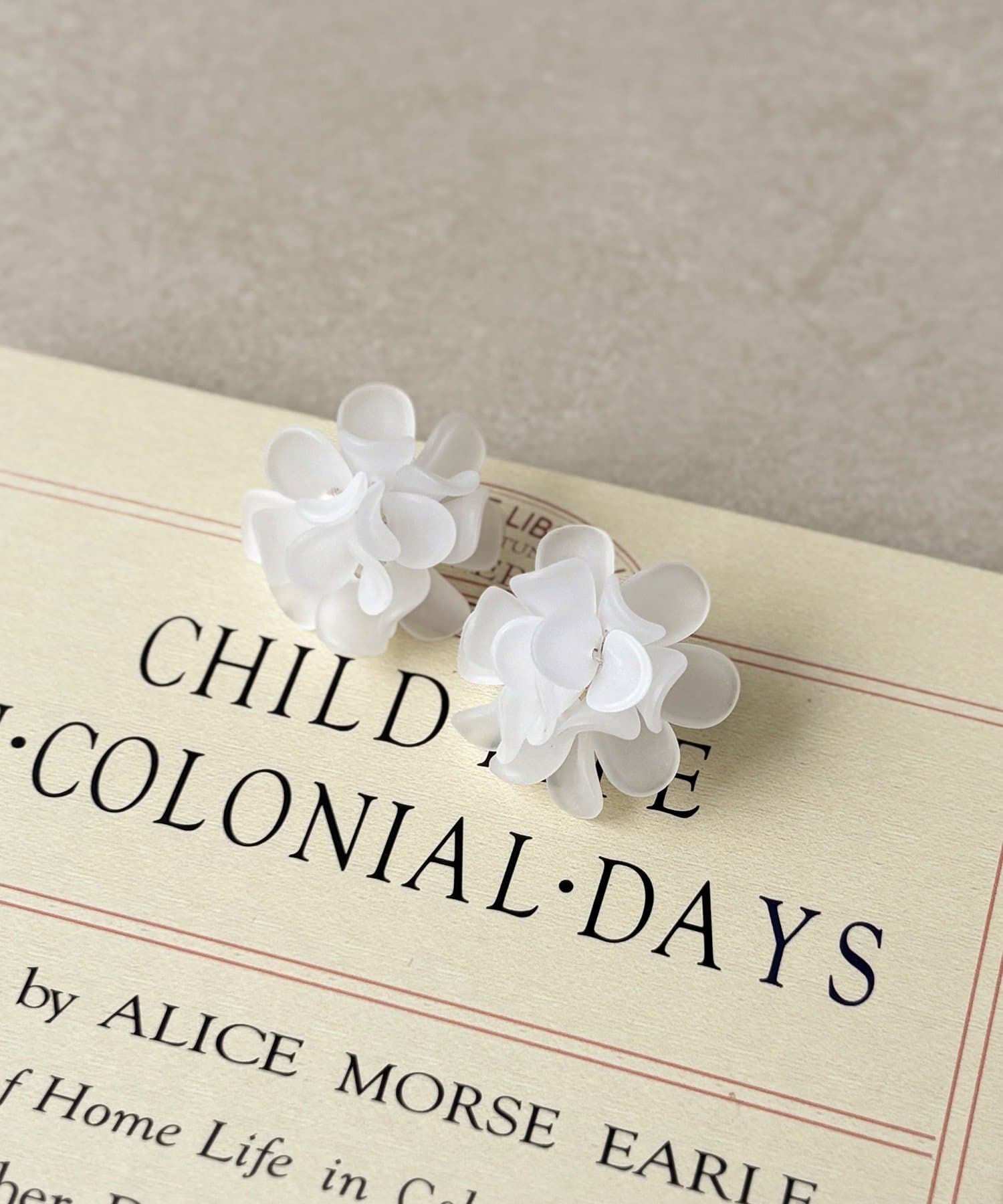 3COINS(スリーコインズ) マットフロストフラワーイヤリング