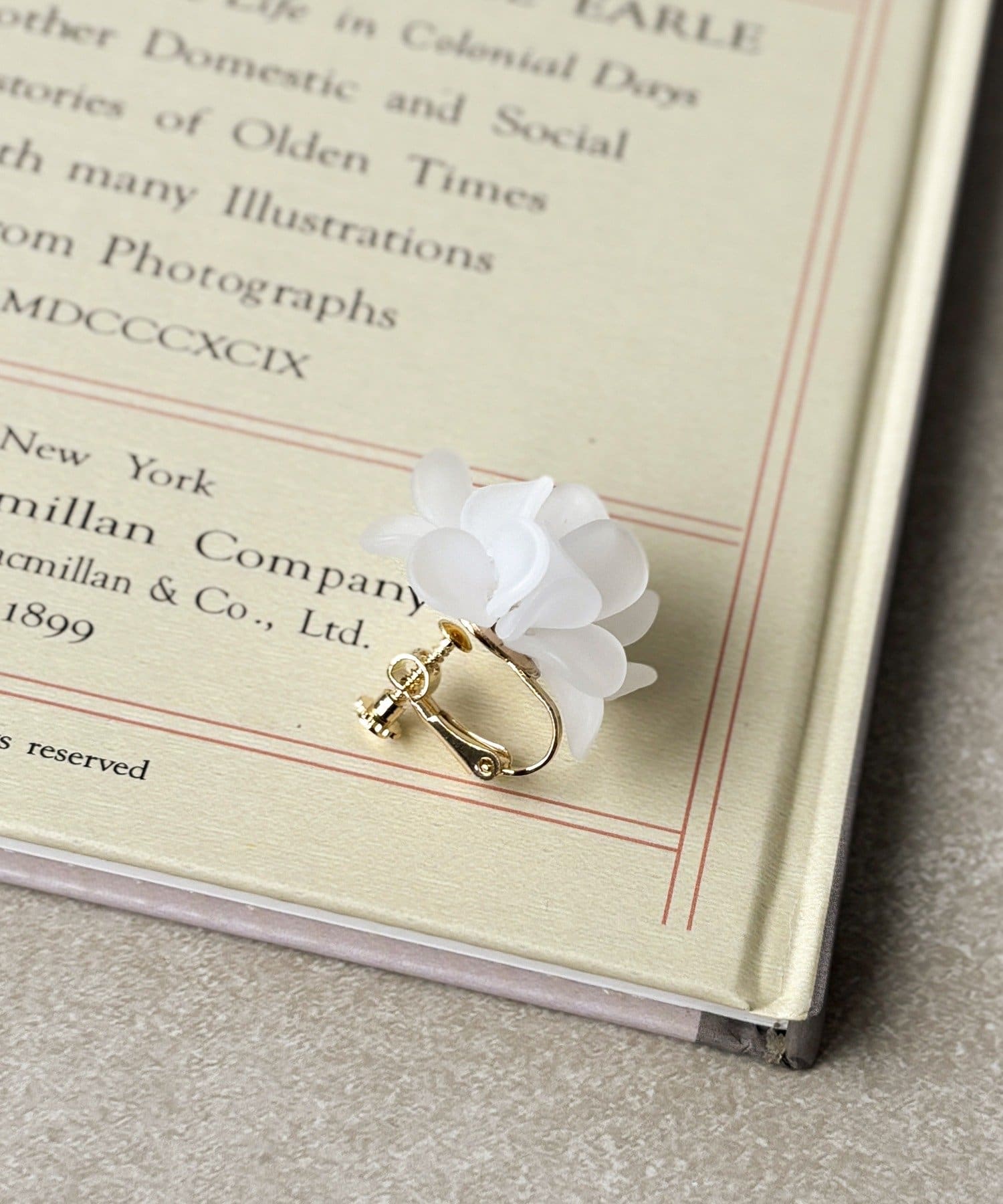 3COINS(スリーコインズ) マットフロストフラワーイヤリング