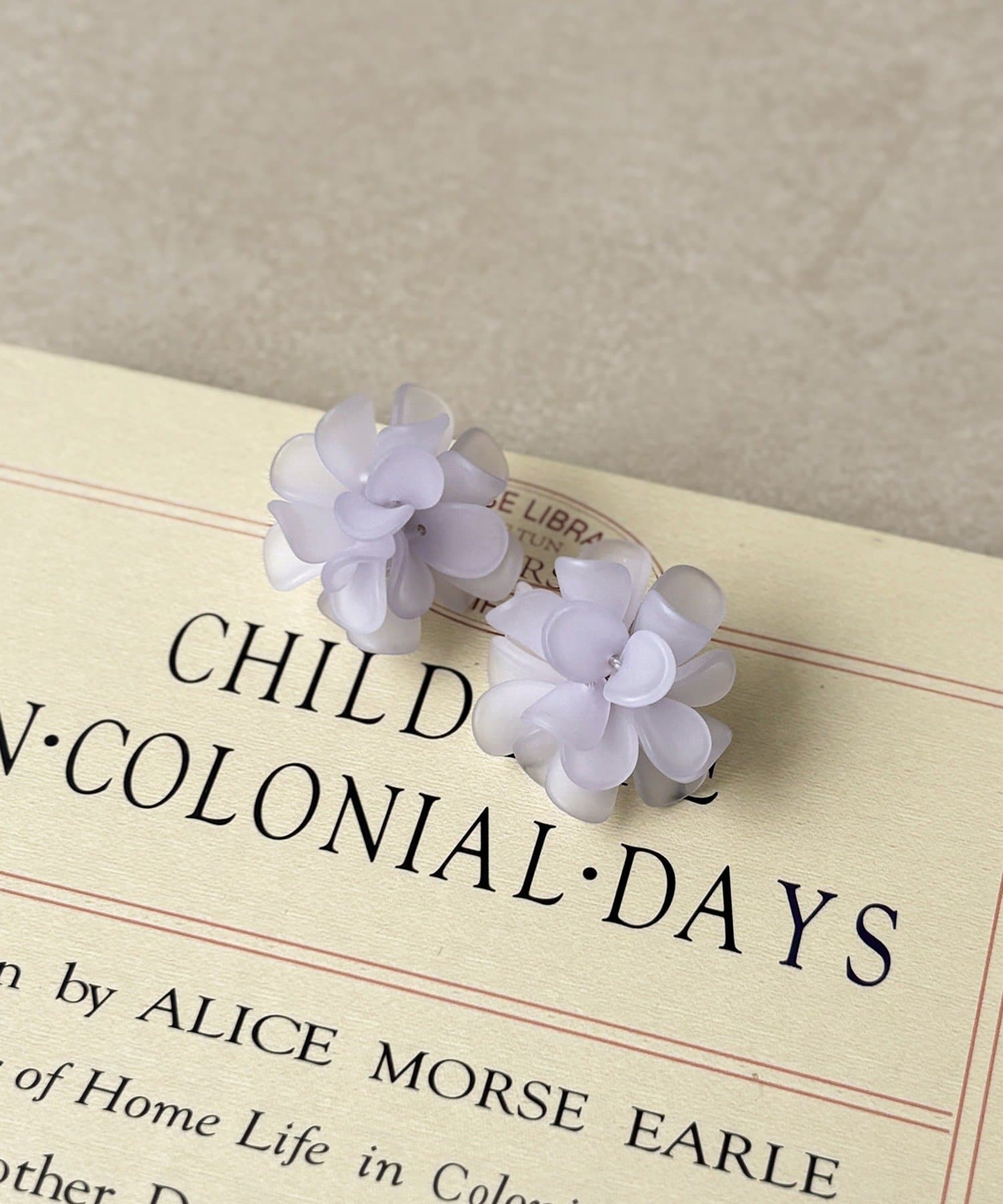 3COINS(スリーコインズ) マットフロストフラワーイヤリング