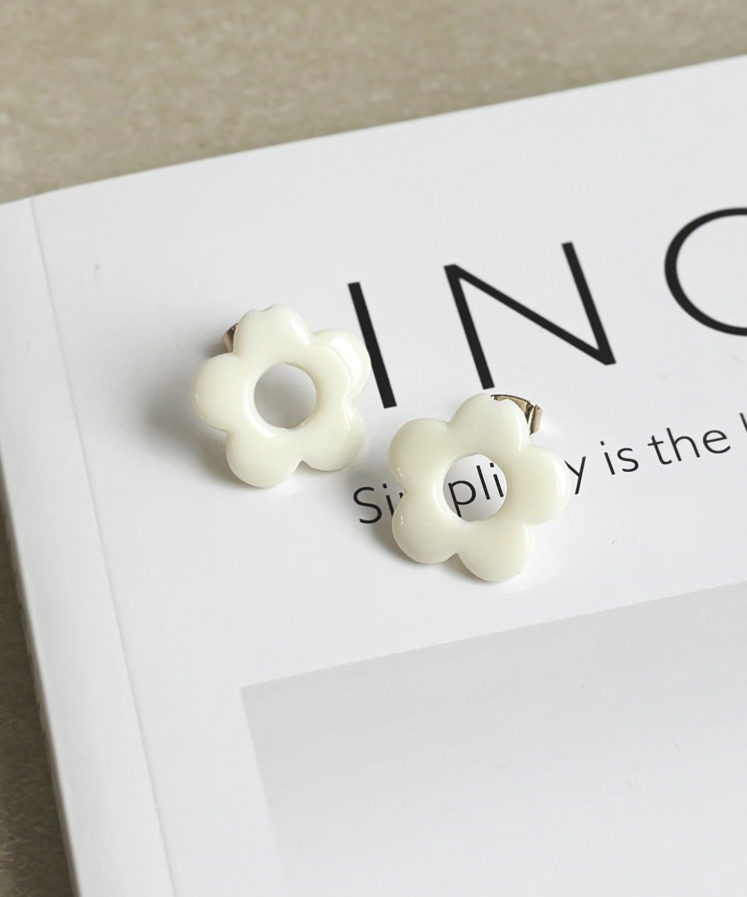 3COINS(スリーコインズ) モノクロフラワーピアス