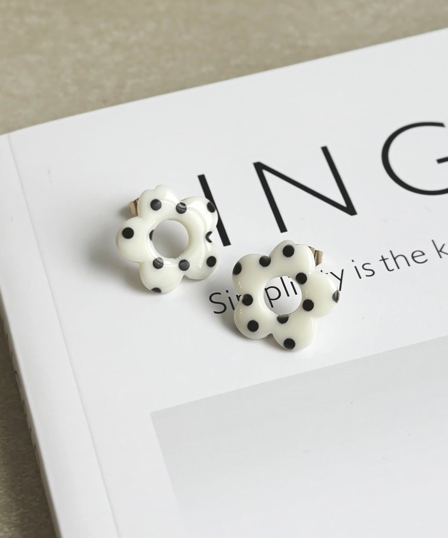 3COINS(スリーコインズ) モノクロフラワーピアス