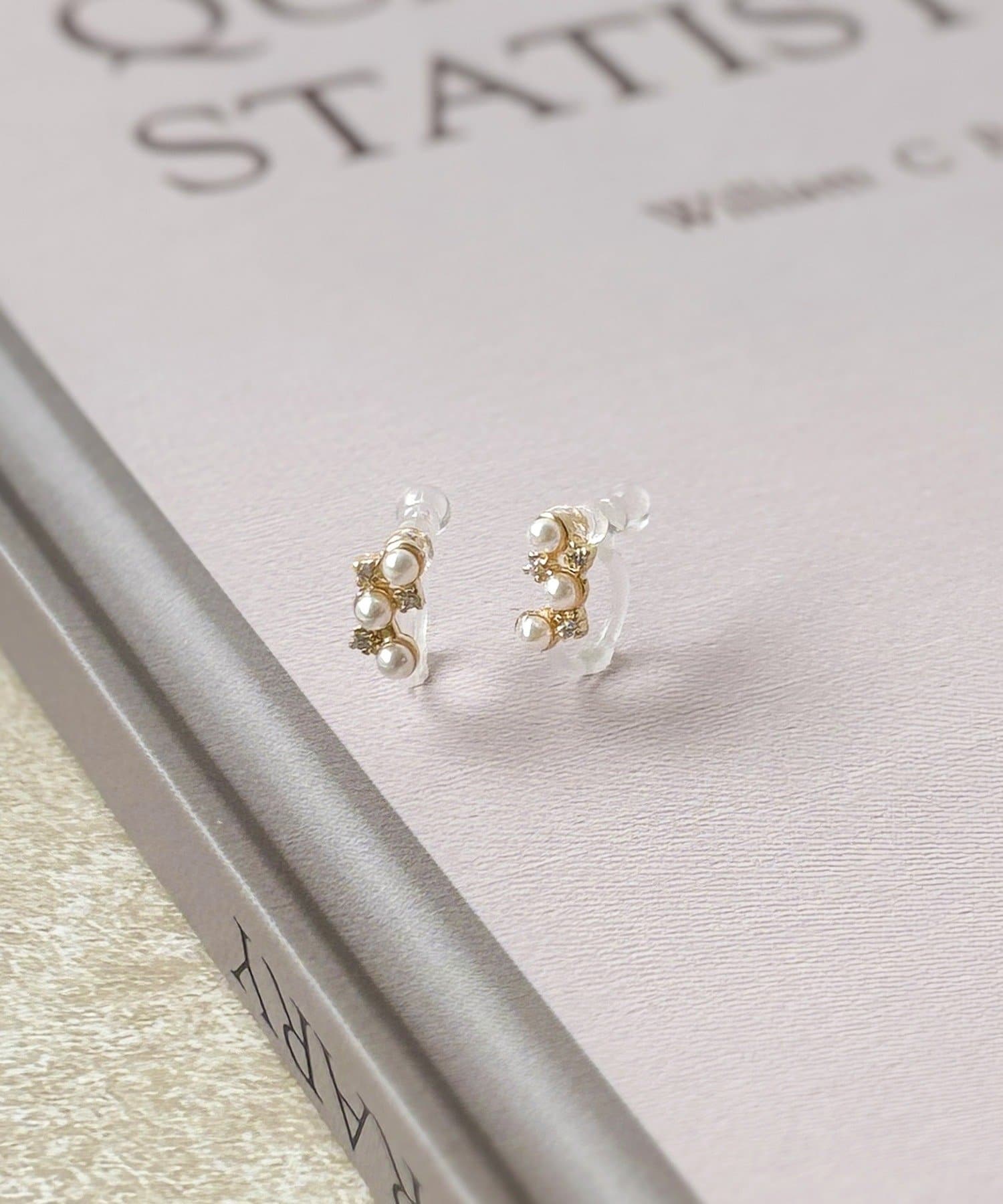 3COINS(スリーコインズ) キュービックパール樹脂イヤリング