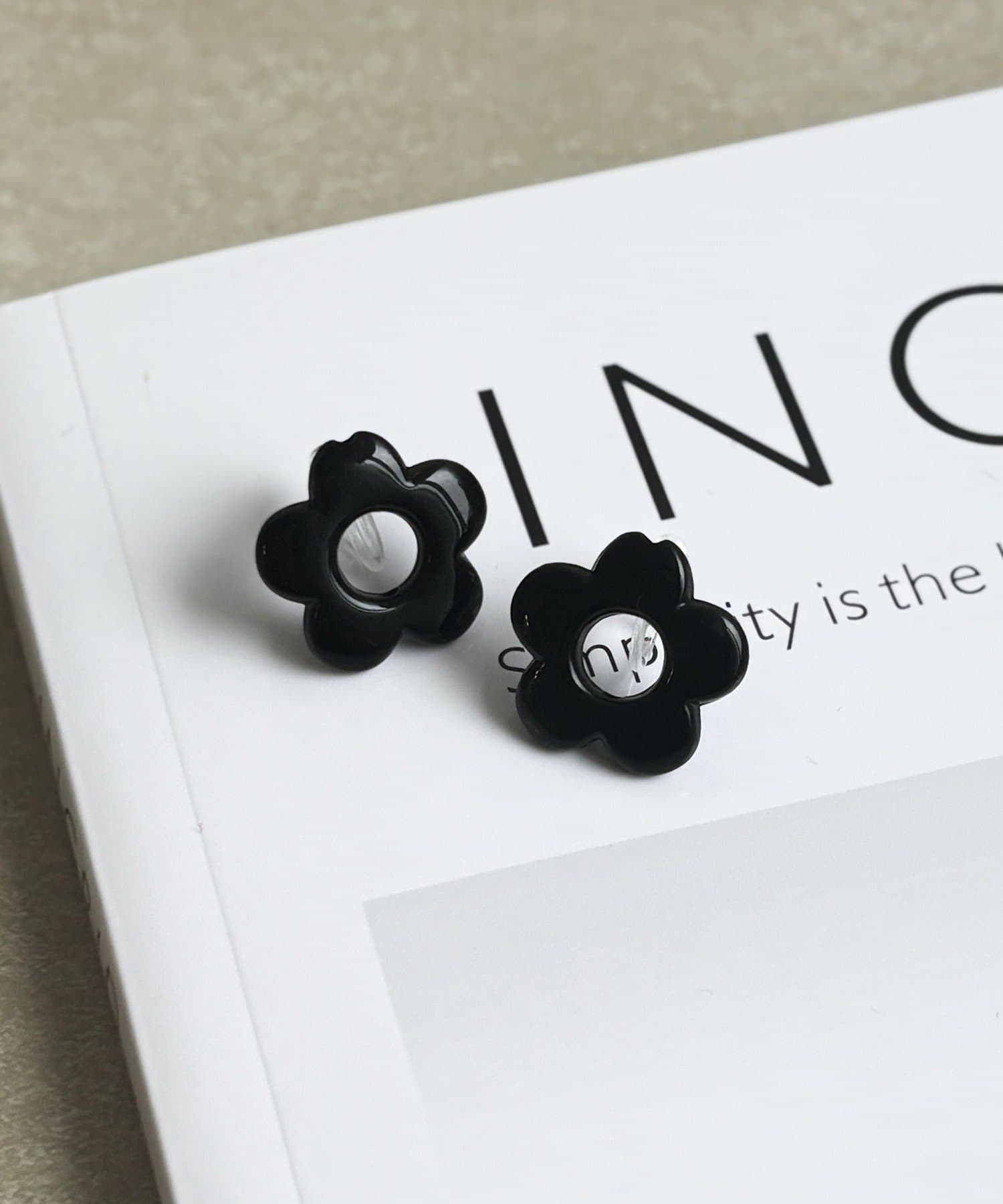 3COINS(スリーコインズ) モノクロフラワー樹脂イヤリング