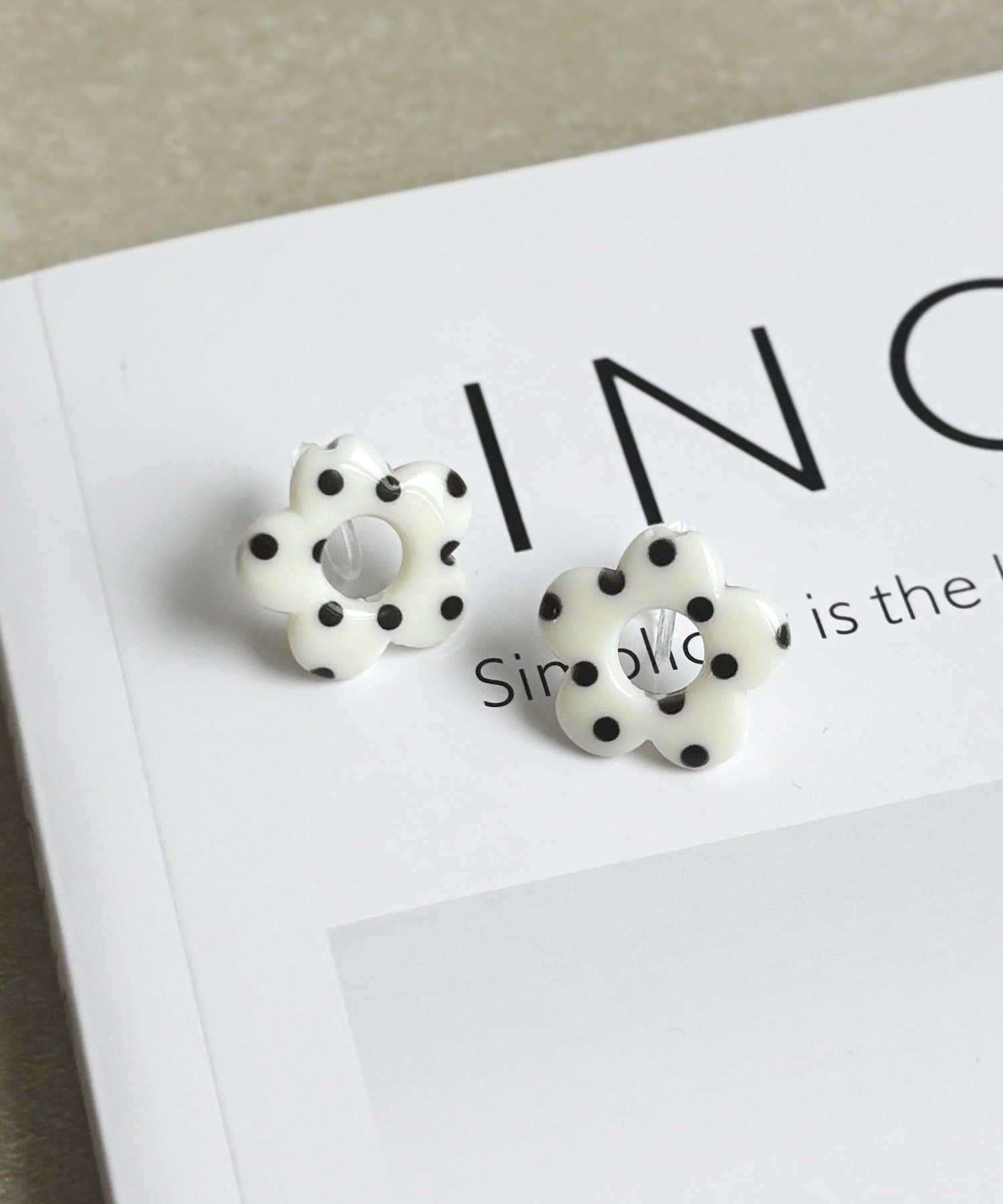 3COINS(スリーコインズ) モノクロフラワー樹脂イヤリング