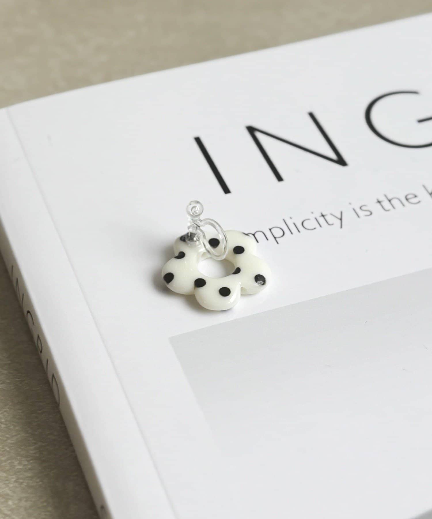 3COINS(スリーコインズ) モノクロフラワー樹脂イヤリング