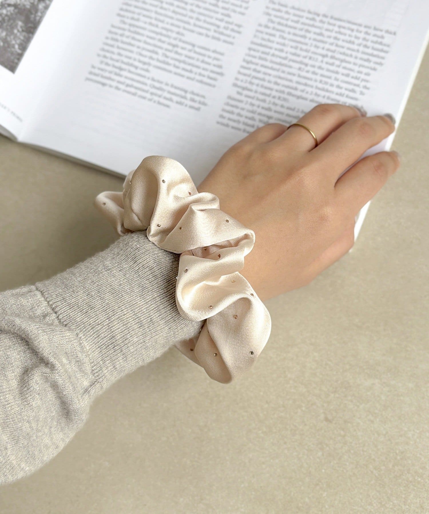 3COINS(スリーコインズ) キラキラシュシュ