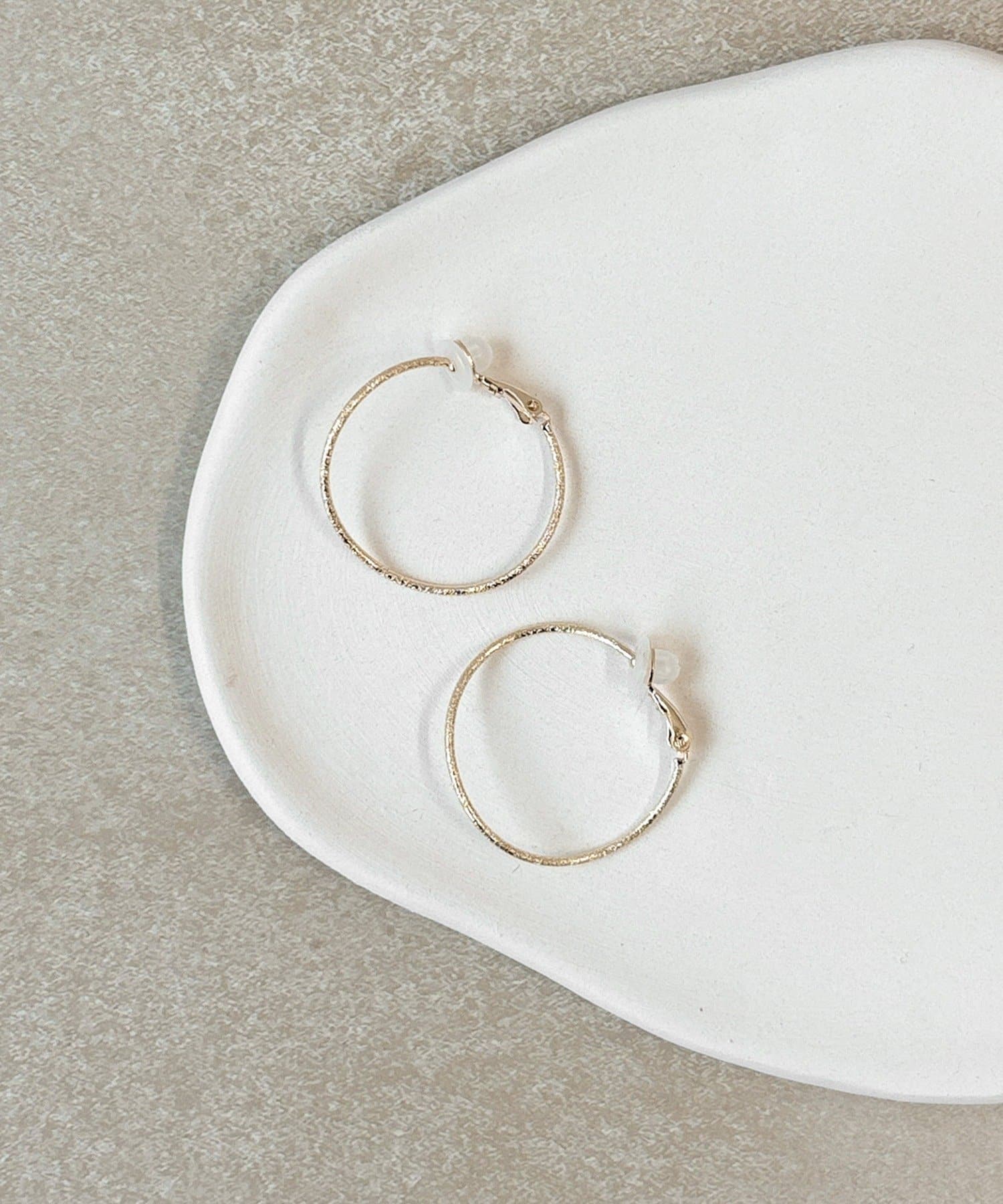 3COINS(スリーコインズ) メタルフープイヤリング