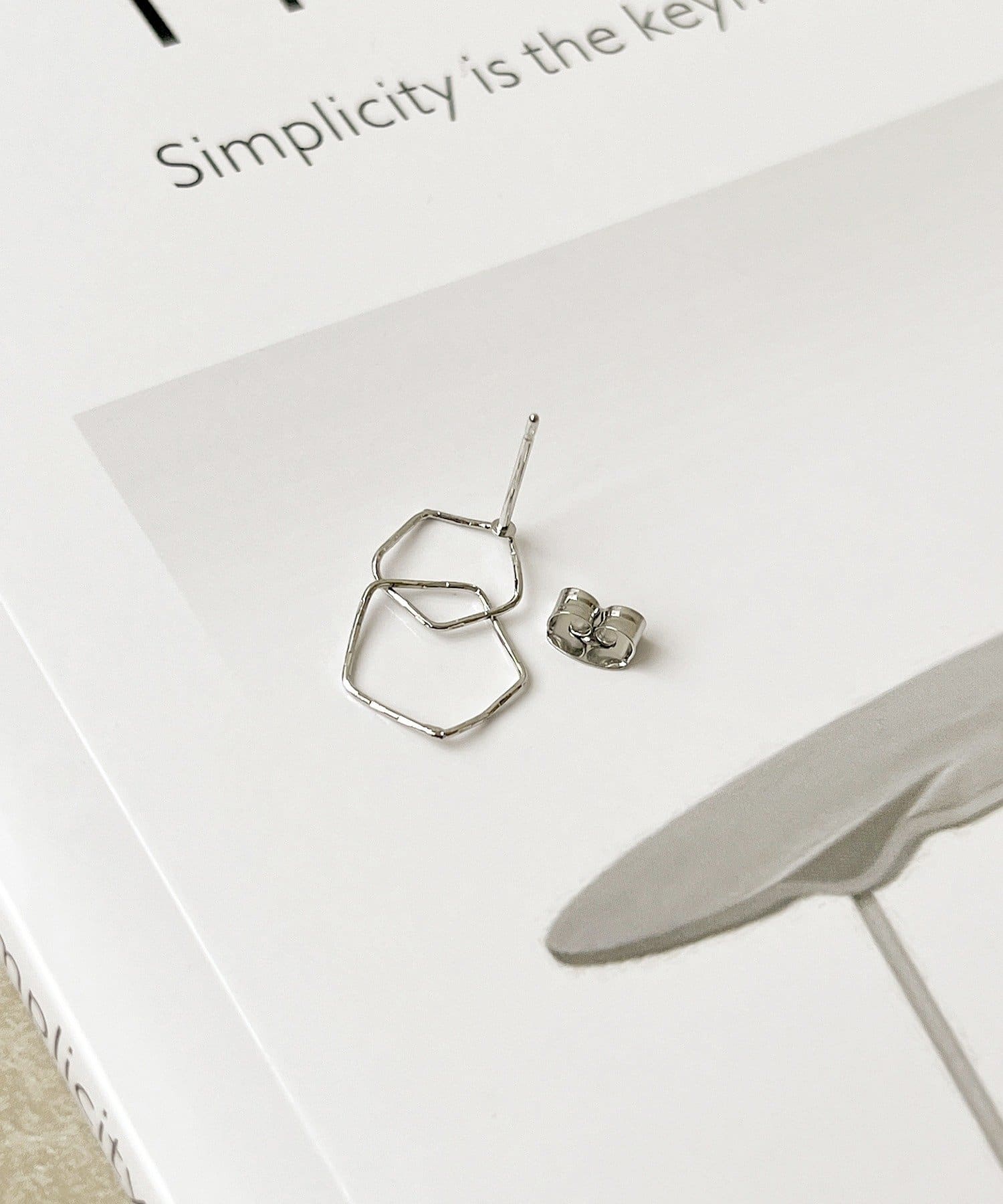 3COINS(スリーコインズ) ペンタゴンラインピアス