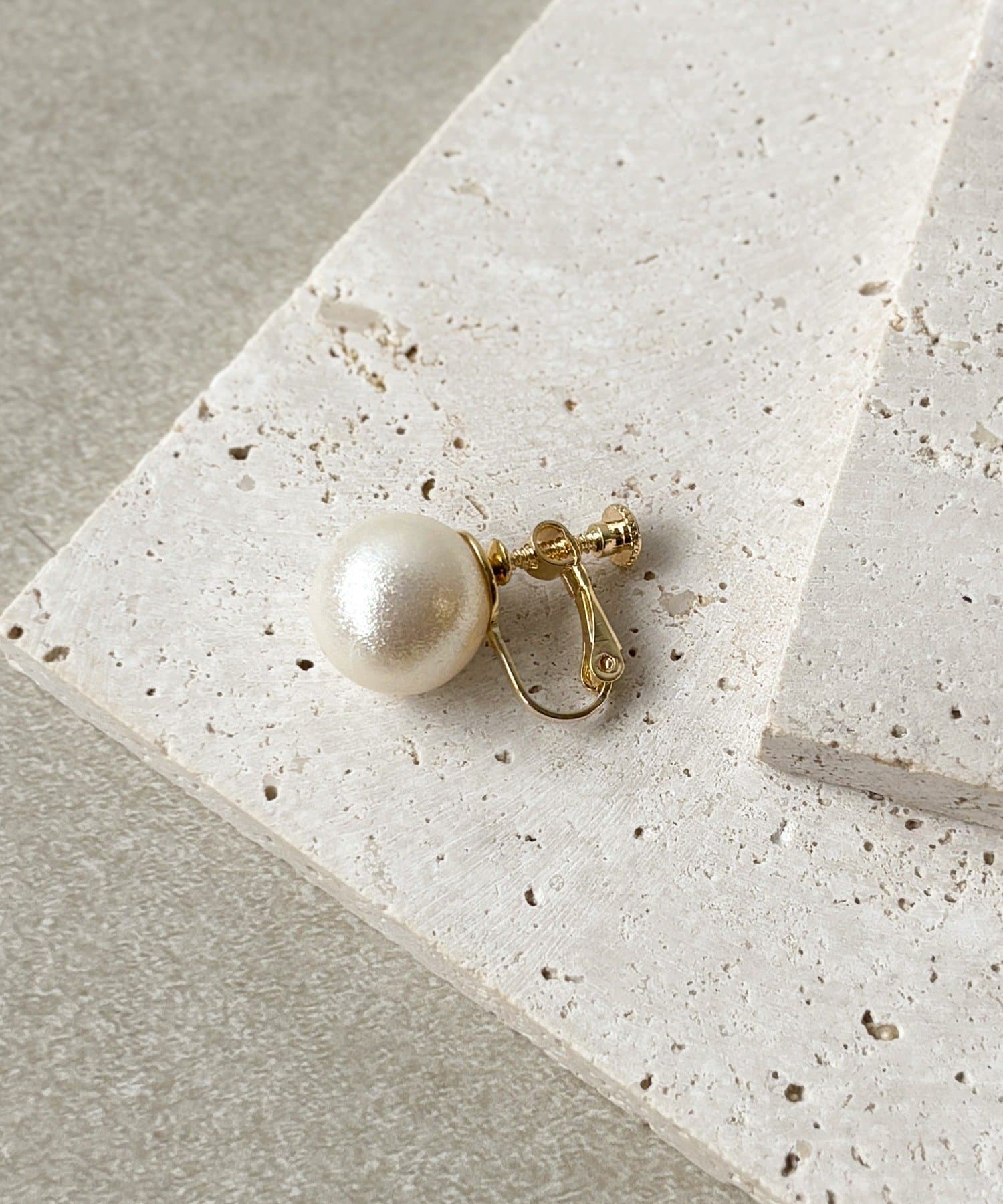 3COINS(スリーコインズ) シャイニーパールイヤリング