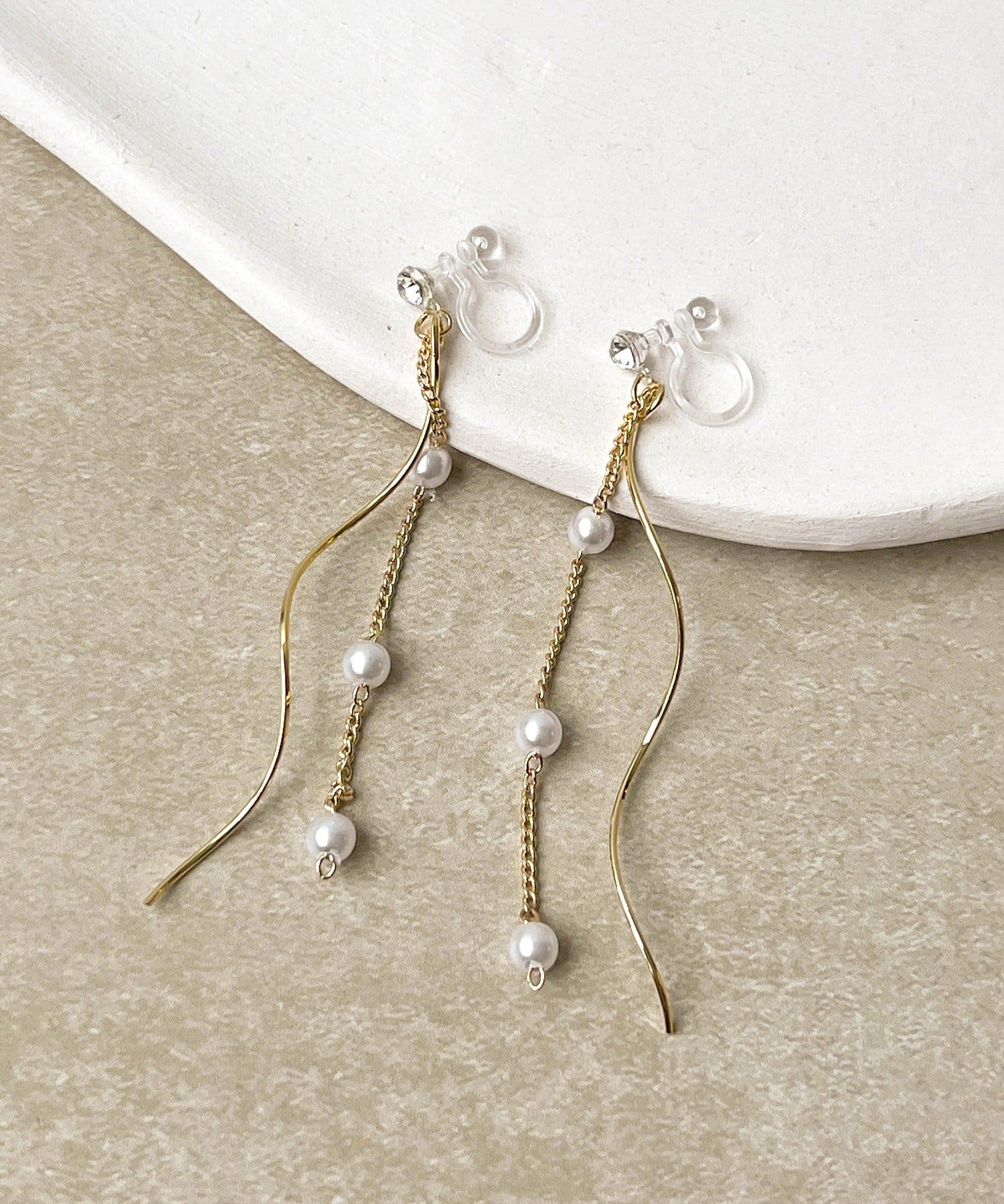 3COINS(スリーコインズ) スパイラルパール樹脂イヤリング