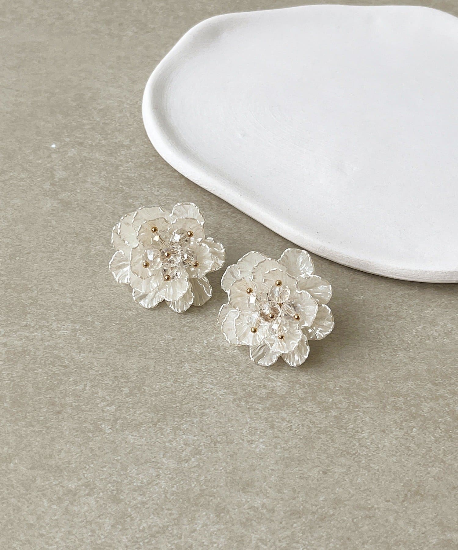 3COINS(スリーコインズ) ホワイトフラワーピアス