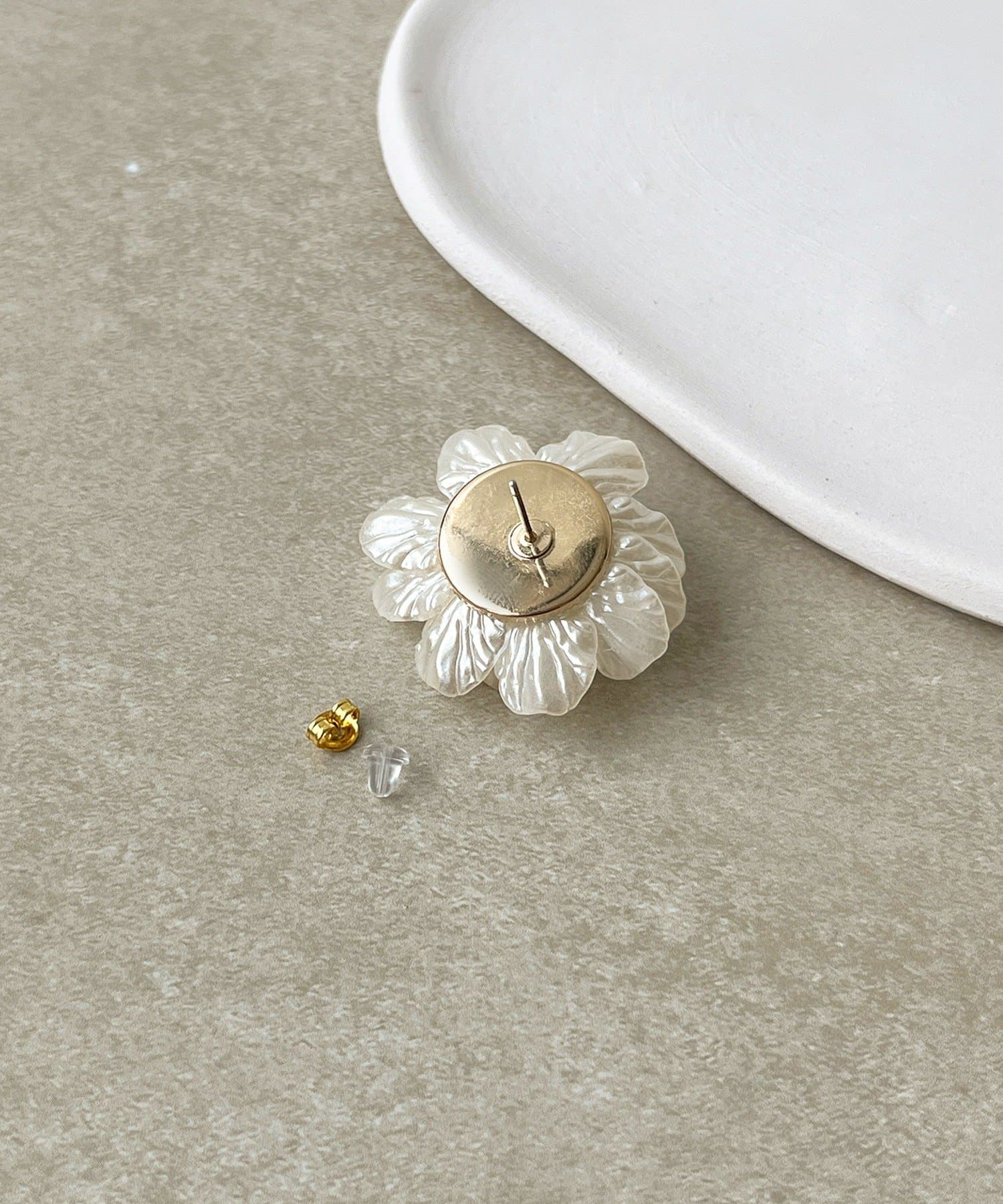 3COINS(スリーコインズ) ホワイトフラワーピアス