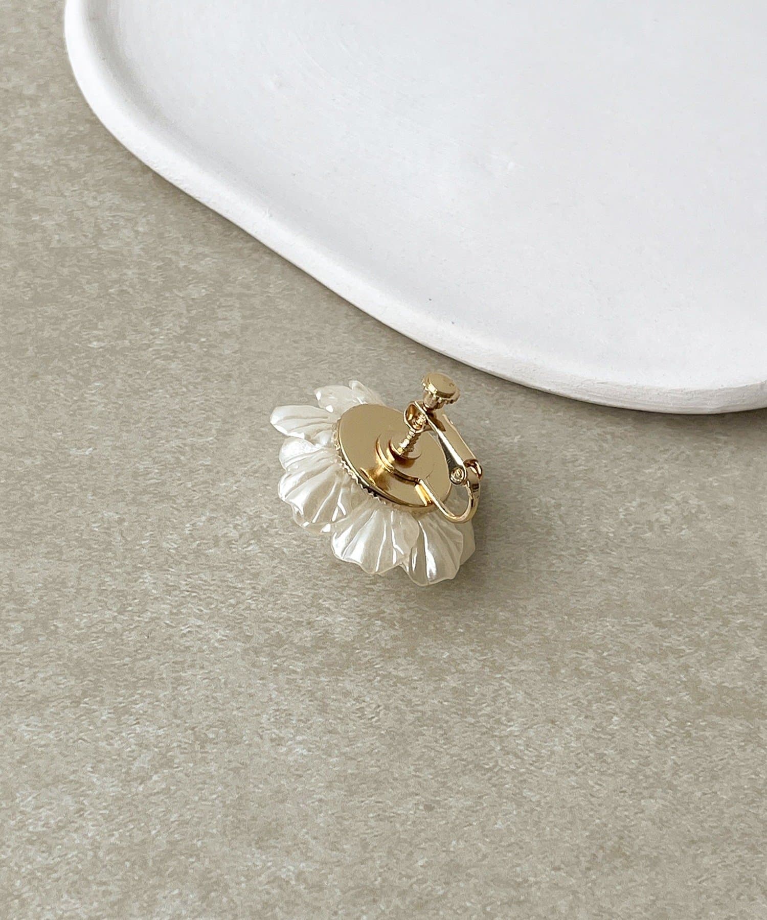3COINS(スリーコインズ) ホワイトフラワーイヤリング