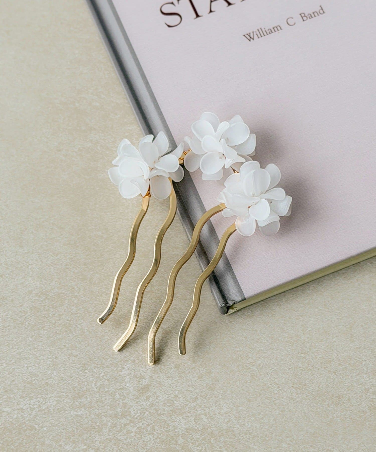 3COINS(スリーコインズ) マットホワイトフラワーコーム