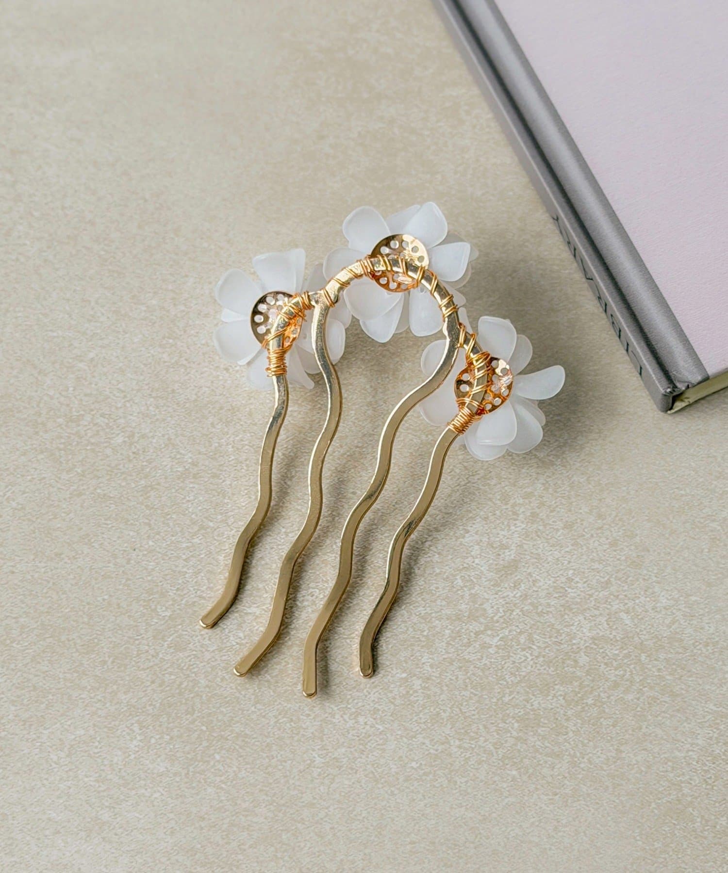 3COINS(スリーコインズ) マットホワイトフラワーコーム