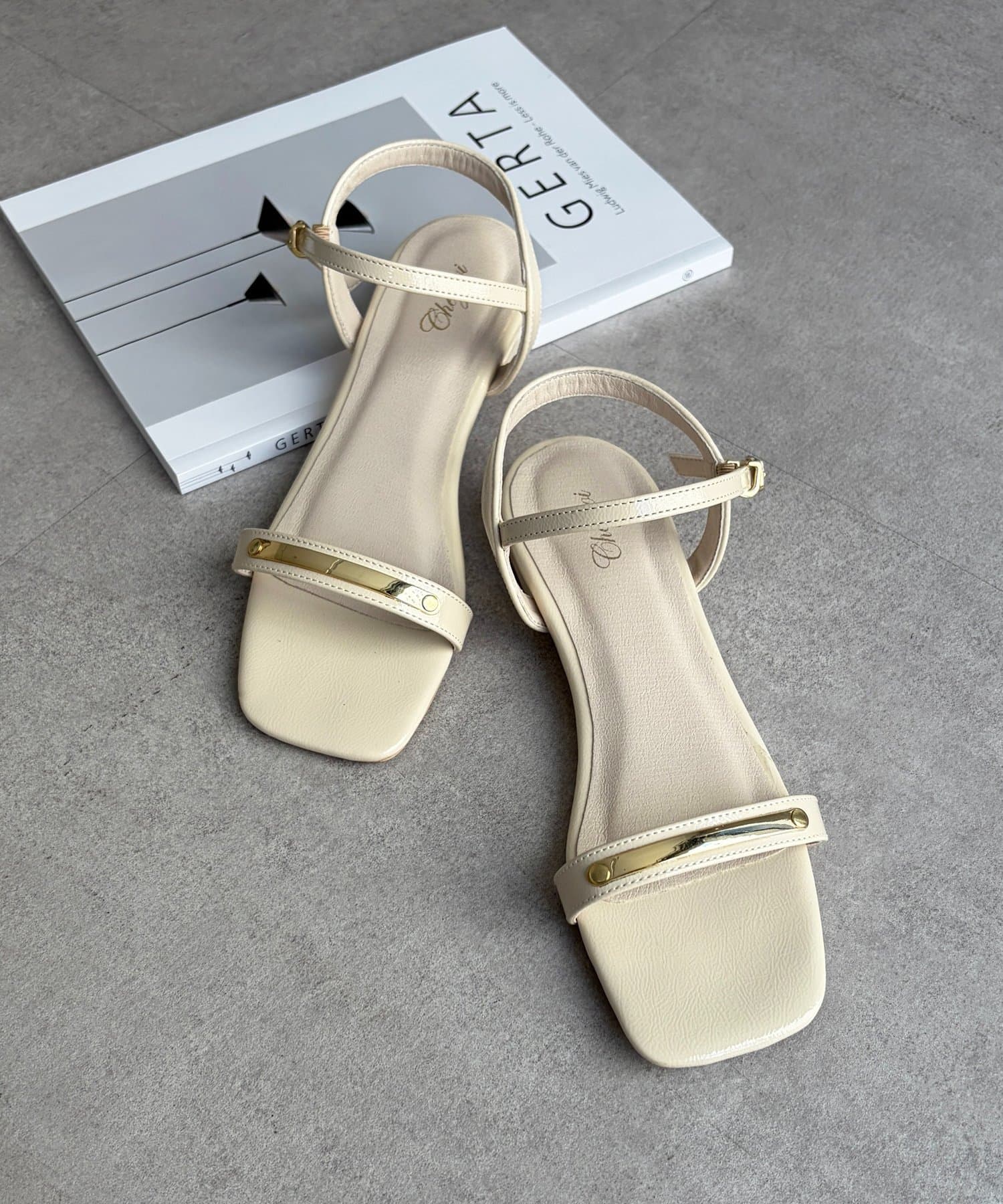 Chez toi(シェトワ) ゴールドプレートサンダル