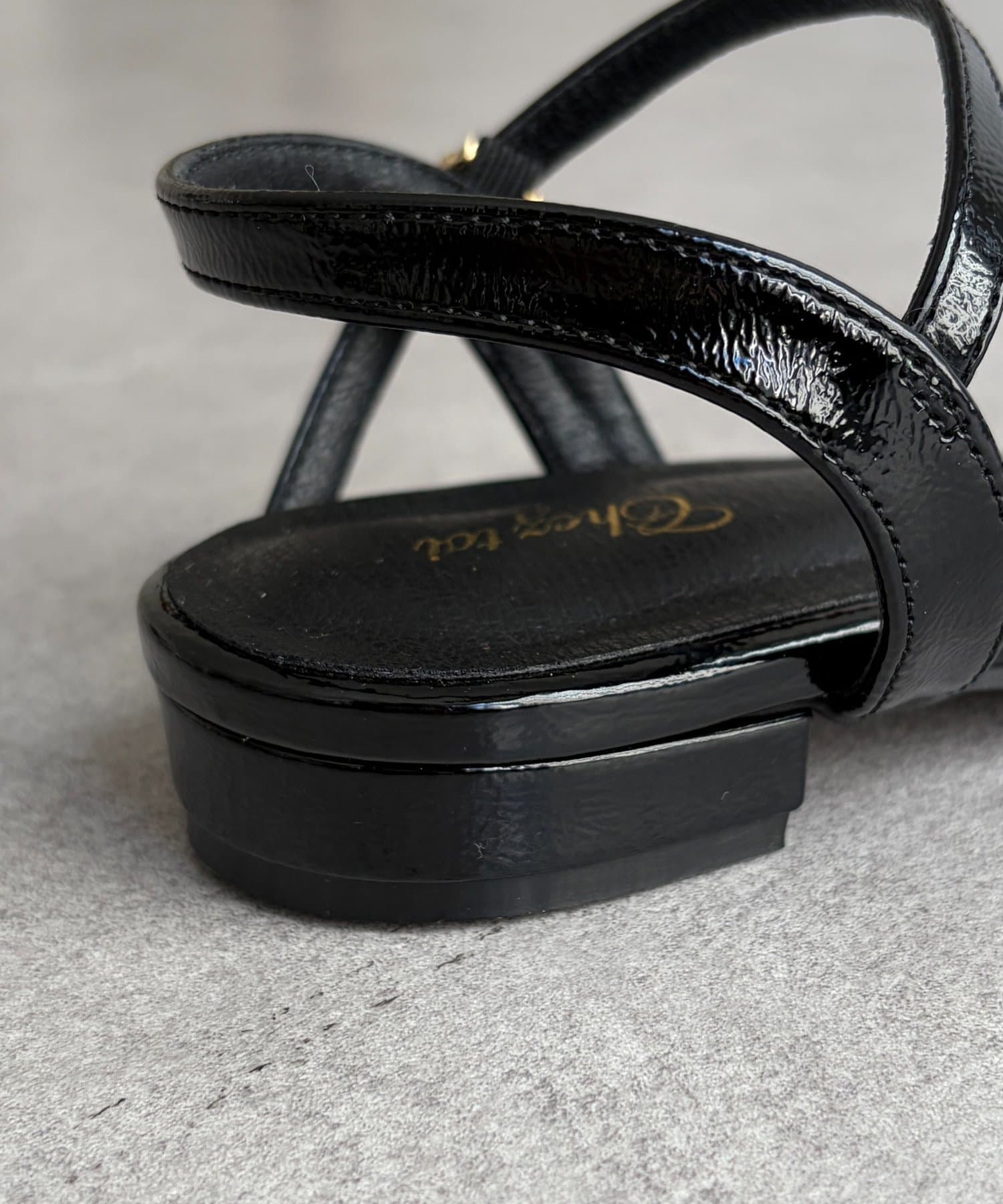 Chez toi(シェトワ) ゴールドプレートサンダル