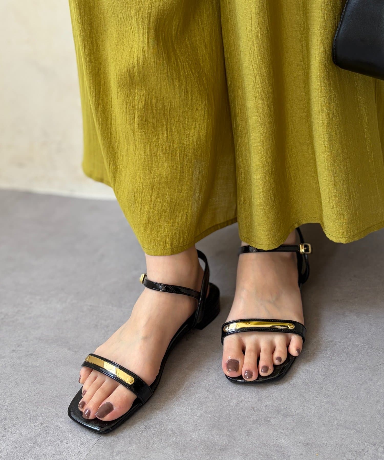 Chez toi(シェトワ) ゴールドプレートサンダル