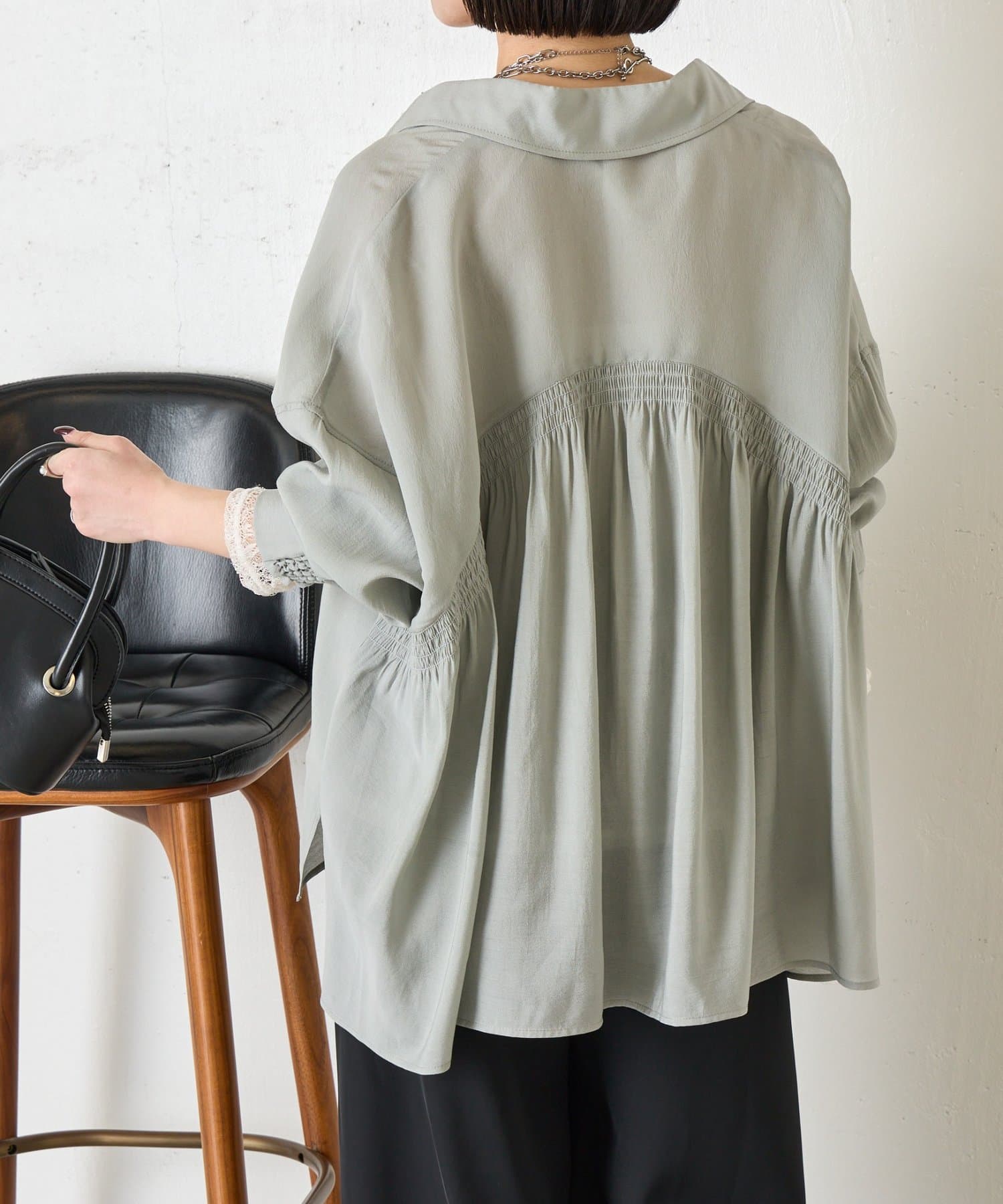 Jena　espace merveilleux(ジェナ　エスパスメルヴェイユ) 【WEB限定カラー/リバイバル】バックカーブシャーリングシャツ